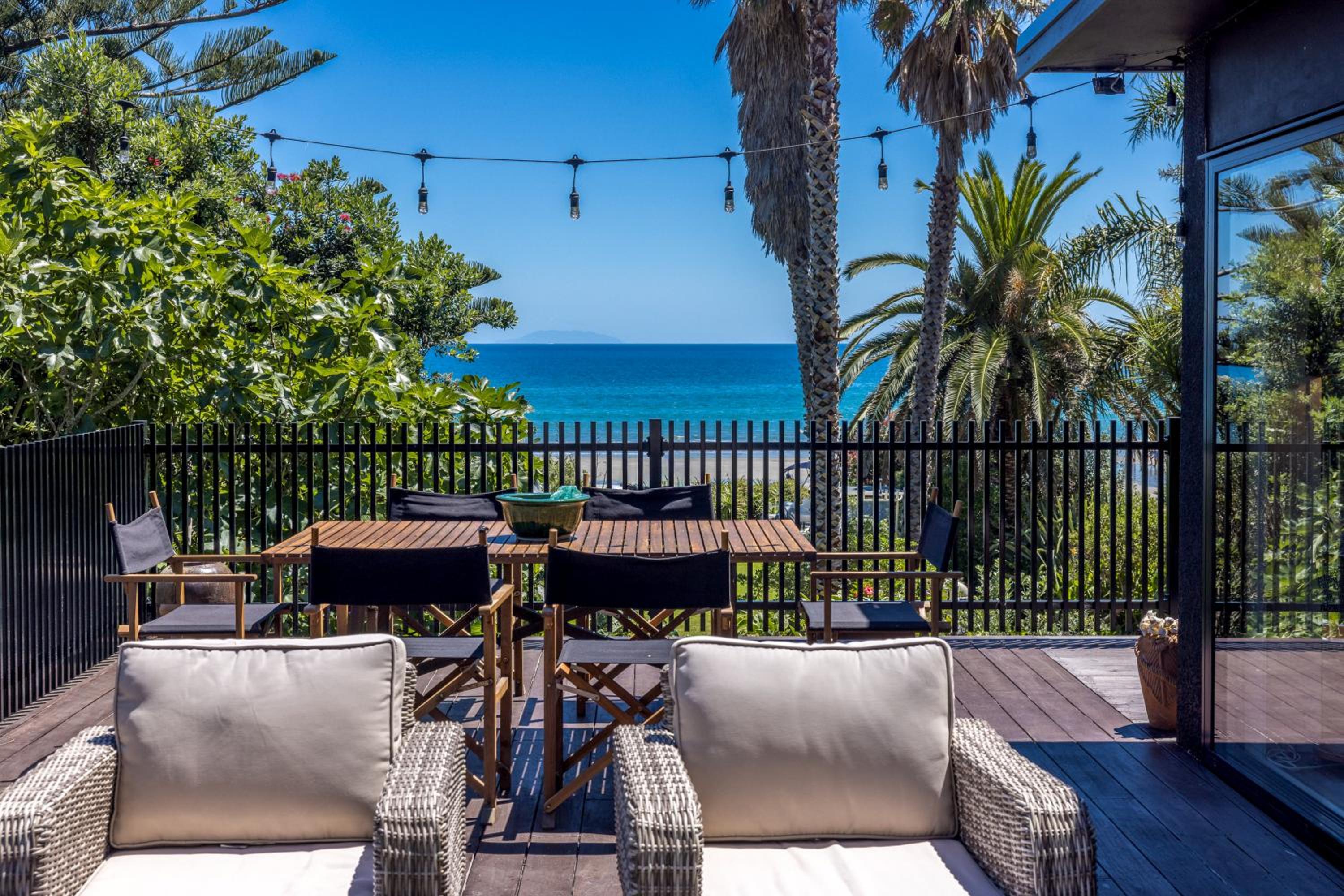Moana Beach House - Absolute beachfront in Onetangi