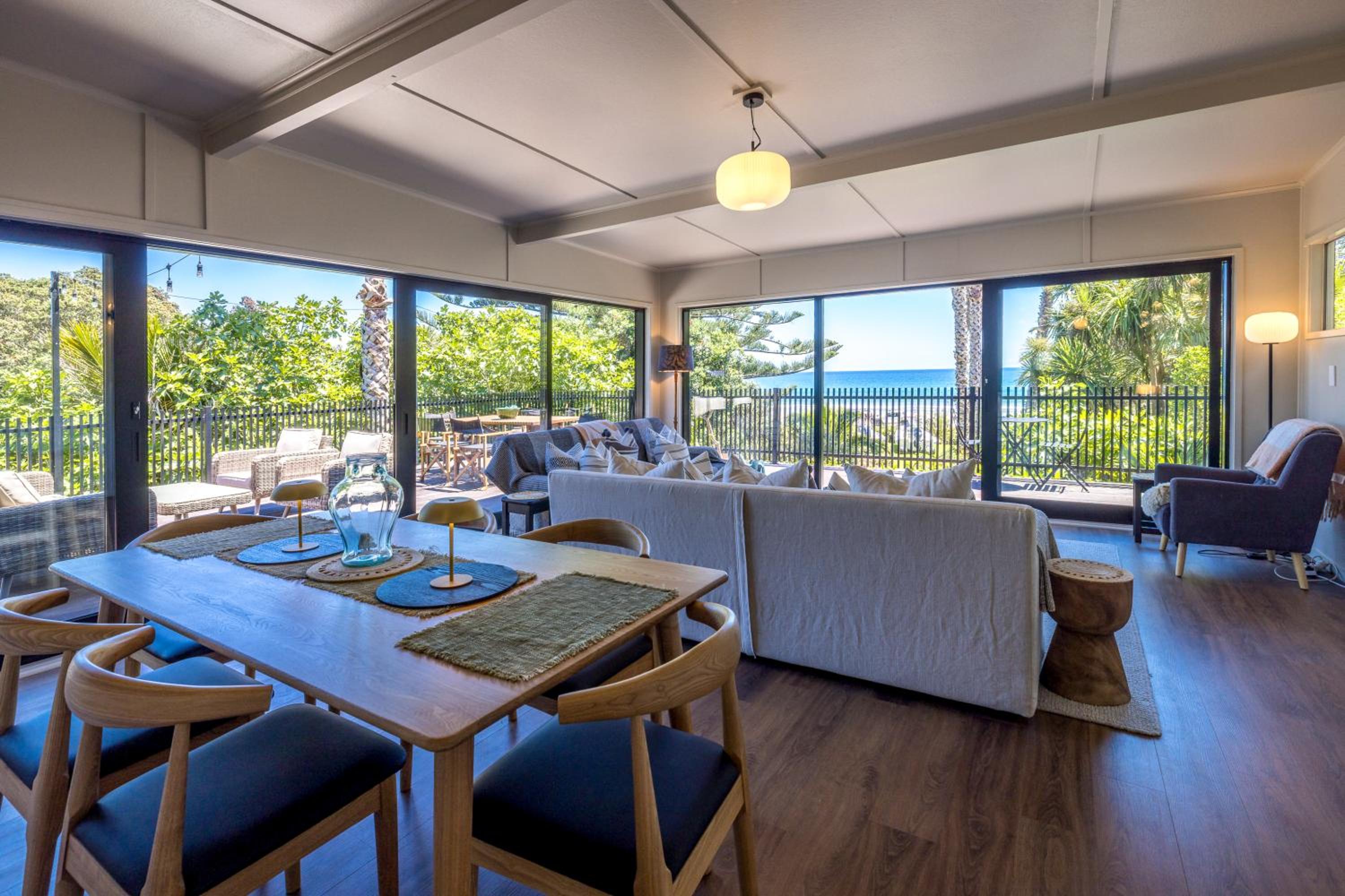 Moana Beach House - Absolute beachfront in Onetangi