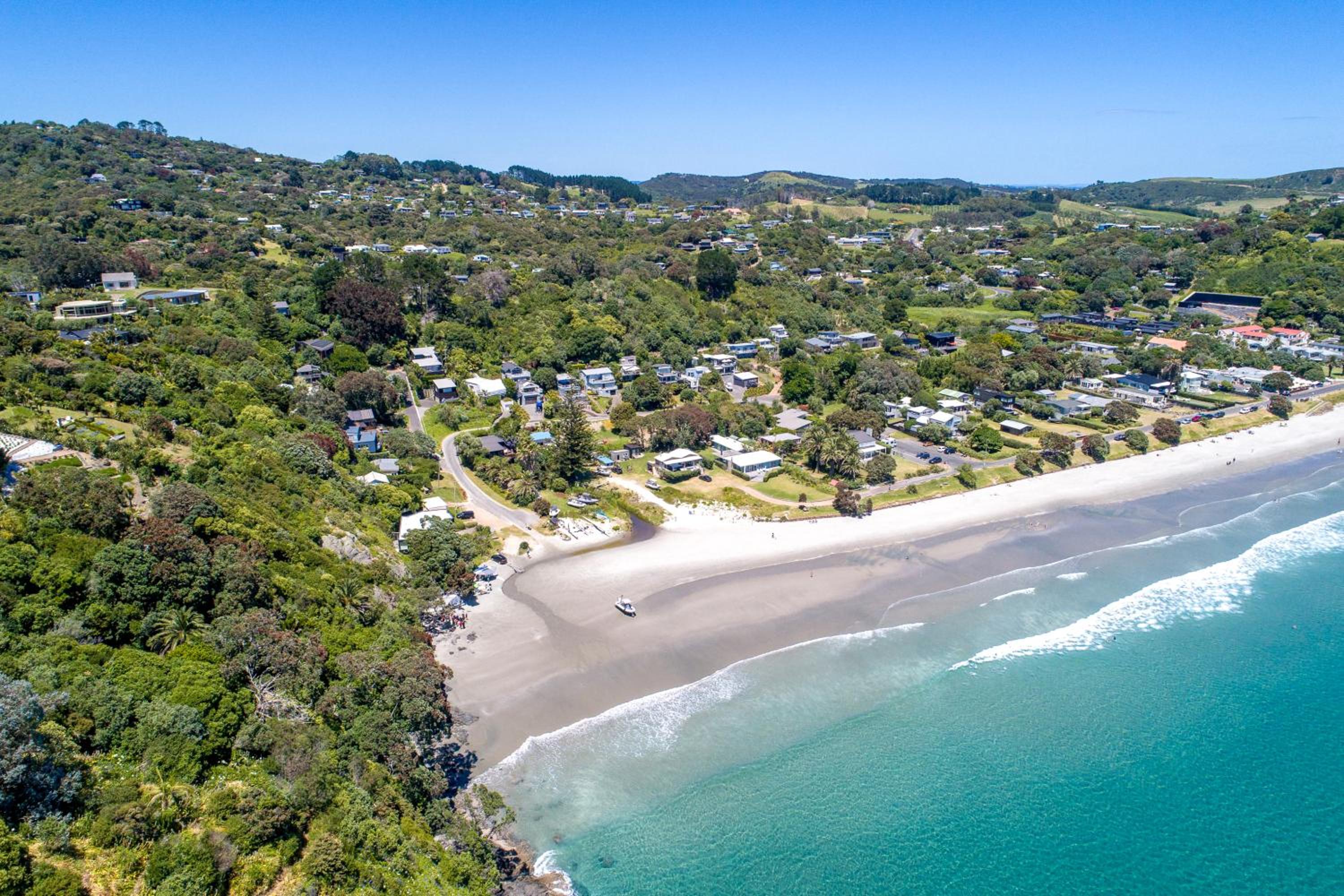 Moana Beach House - Absolute beachfront in Onetangi