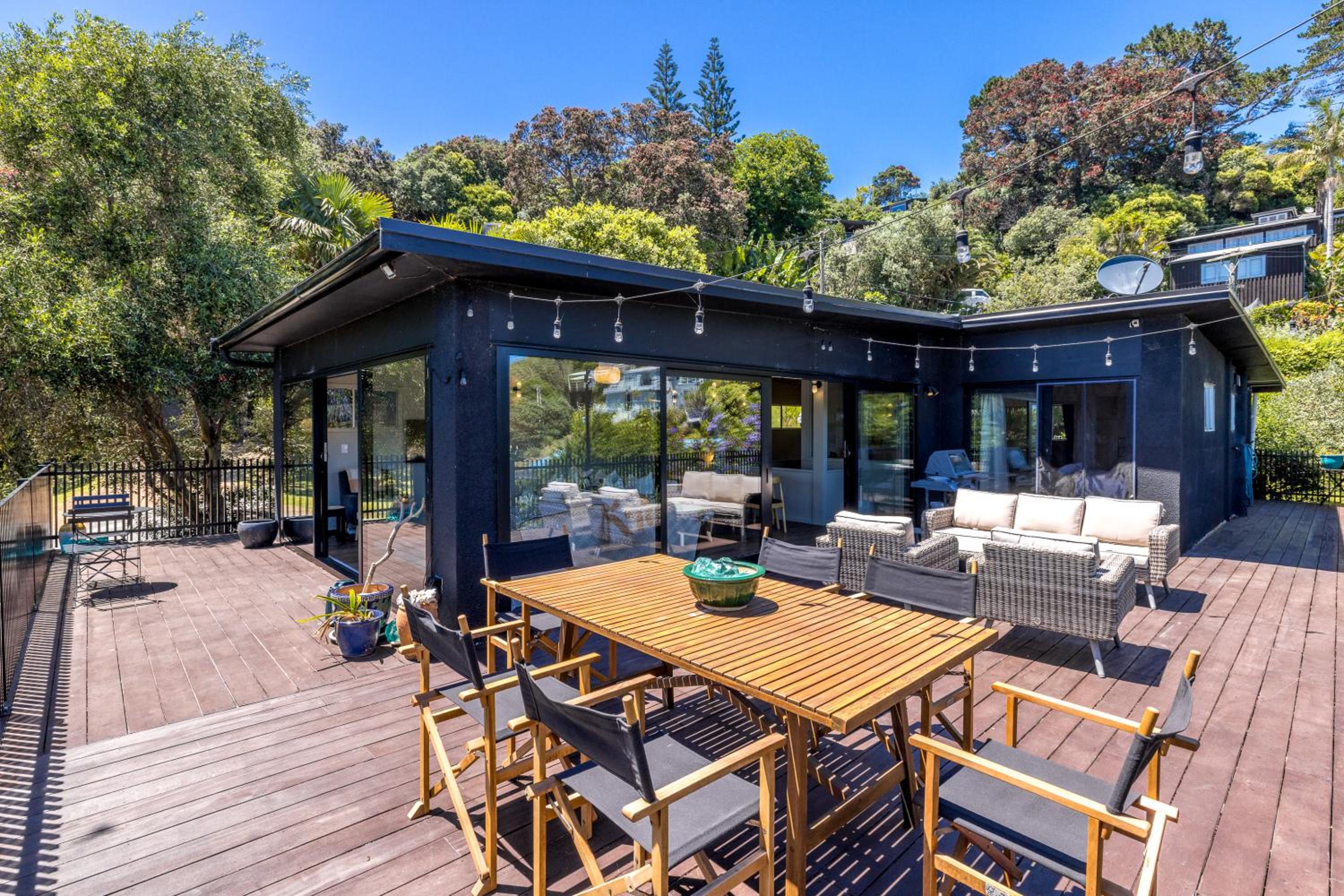 Moana Beach House - Absolute beachfront in Onetangi