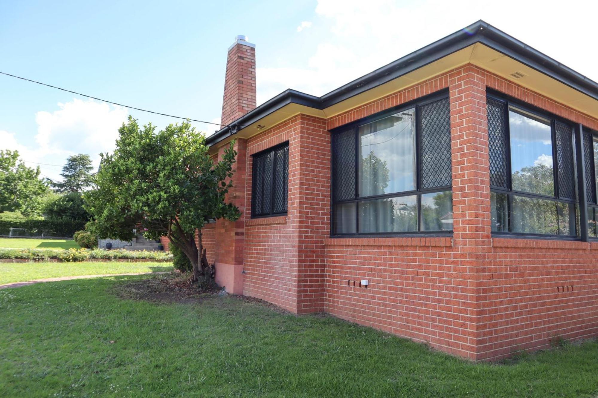 Spacious 3-Bed Home in Central Tenterfield