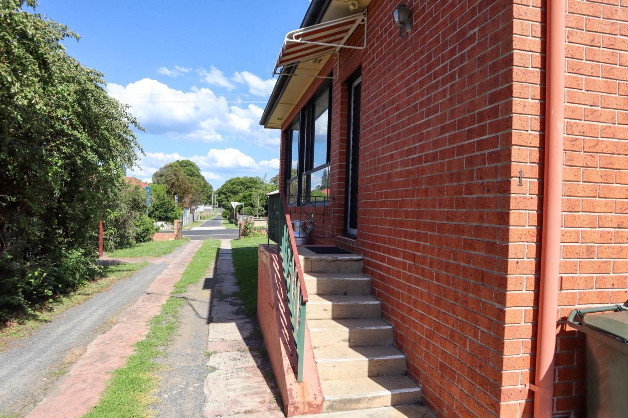 Spacious 3-Bed Home in Central Tenterfield