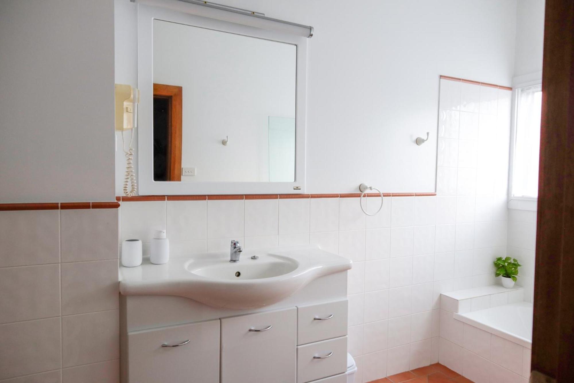Spacious 3-Bed Home in Central Tenterfield