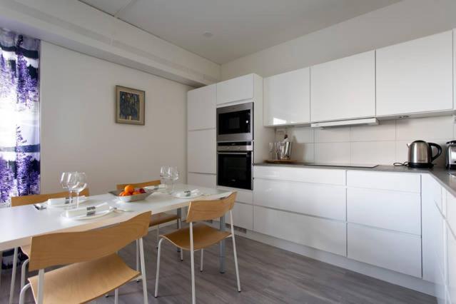 Seaside Downtown Apartment with private parking