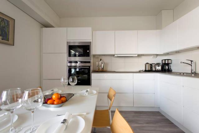 Seaside Downtown Apartment with private parking