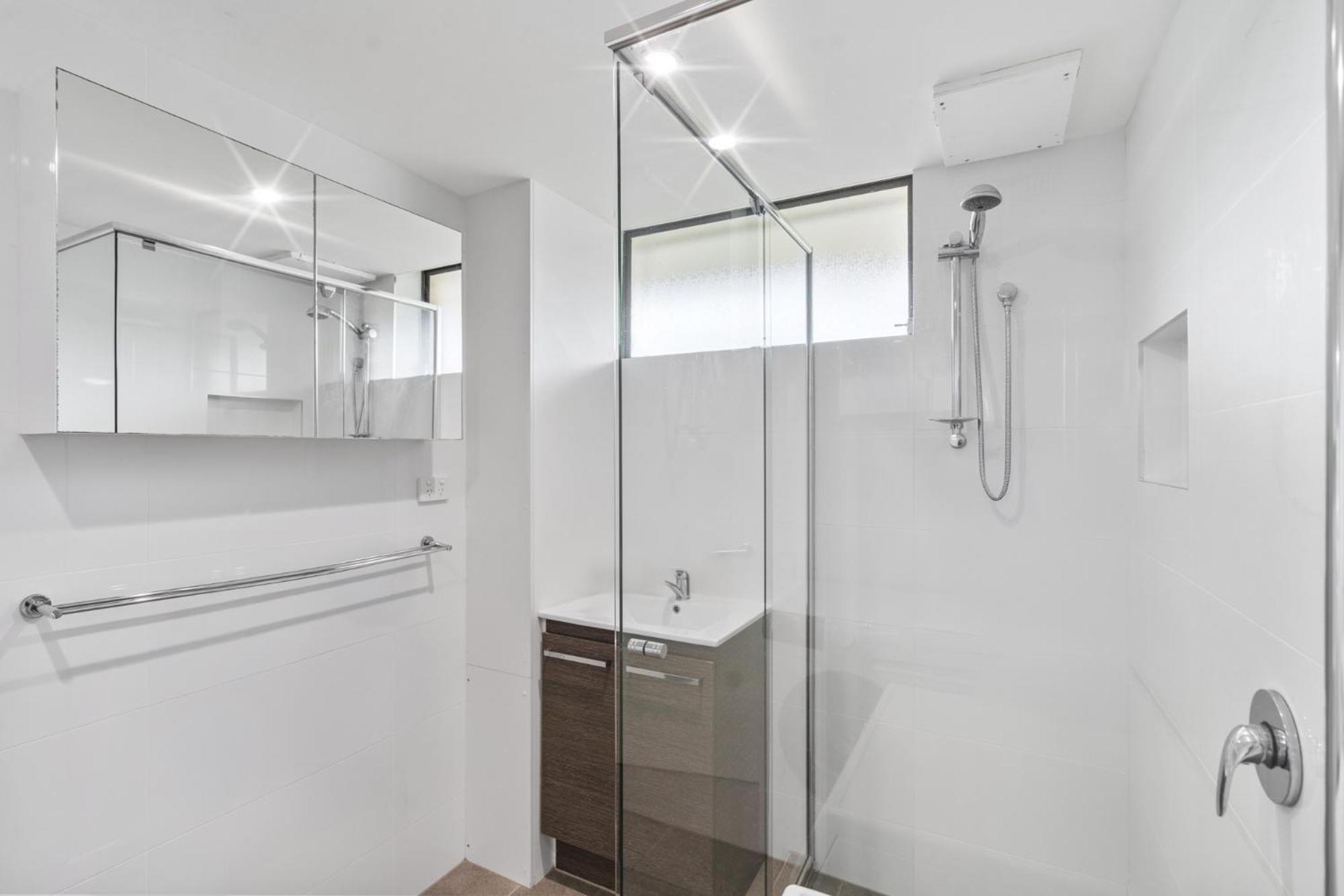Spacious New Farm Stay with Balcony and Secure Parking