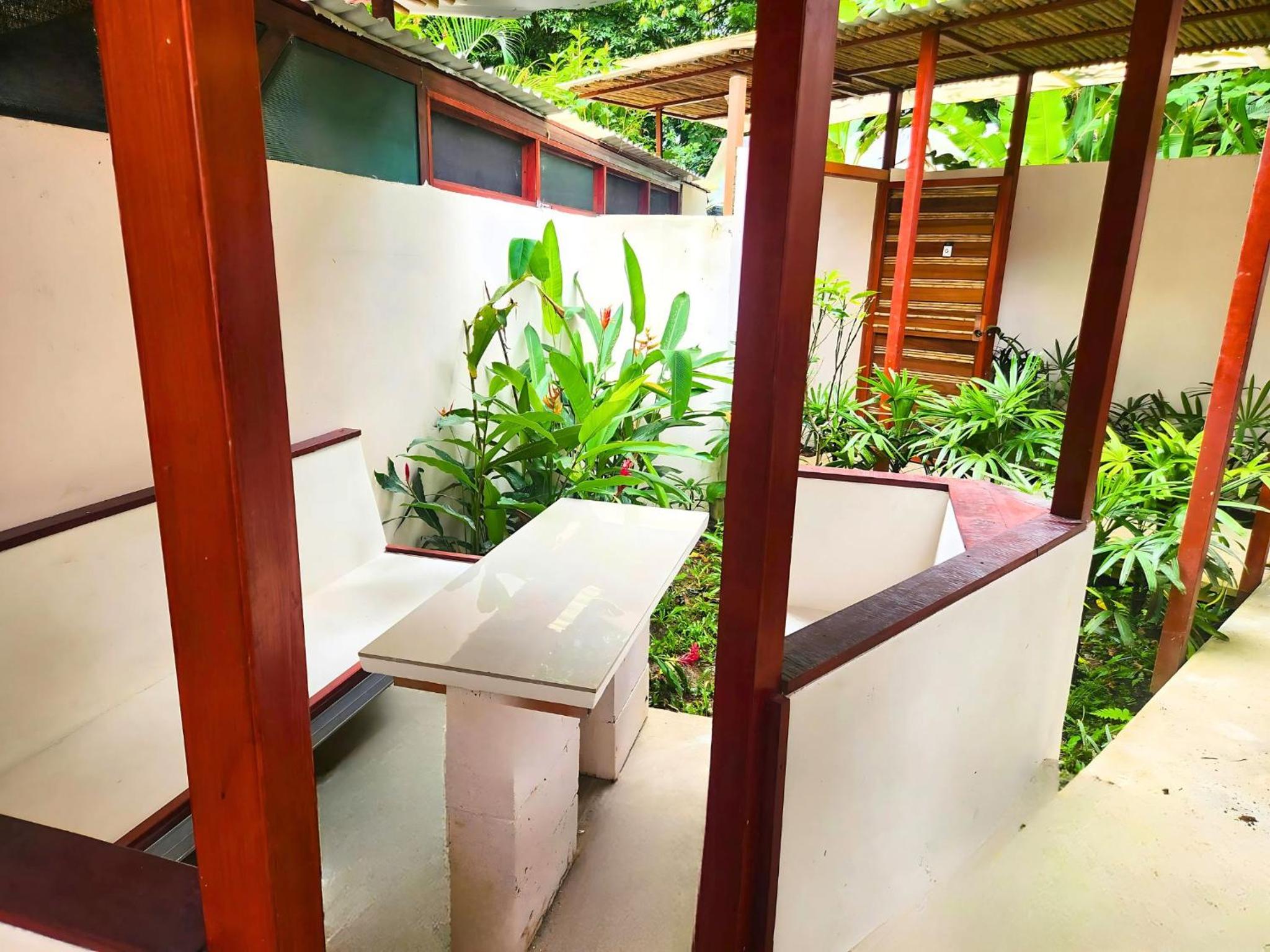 Uva Blue Villas - Pool House - AC, 3 Ensuite bedrooms, 8 guests, Koi Fish Pond