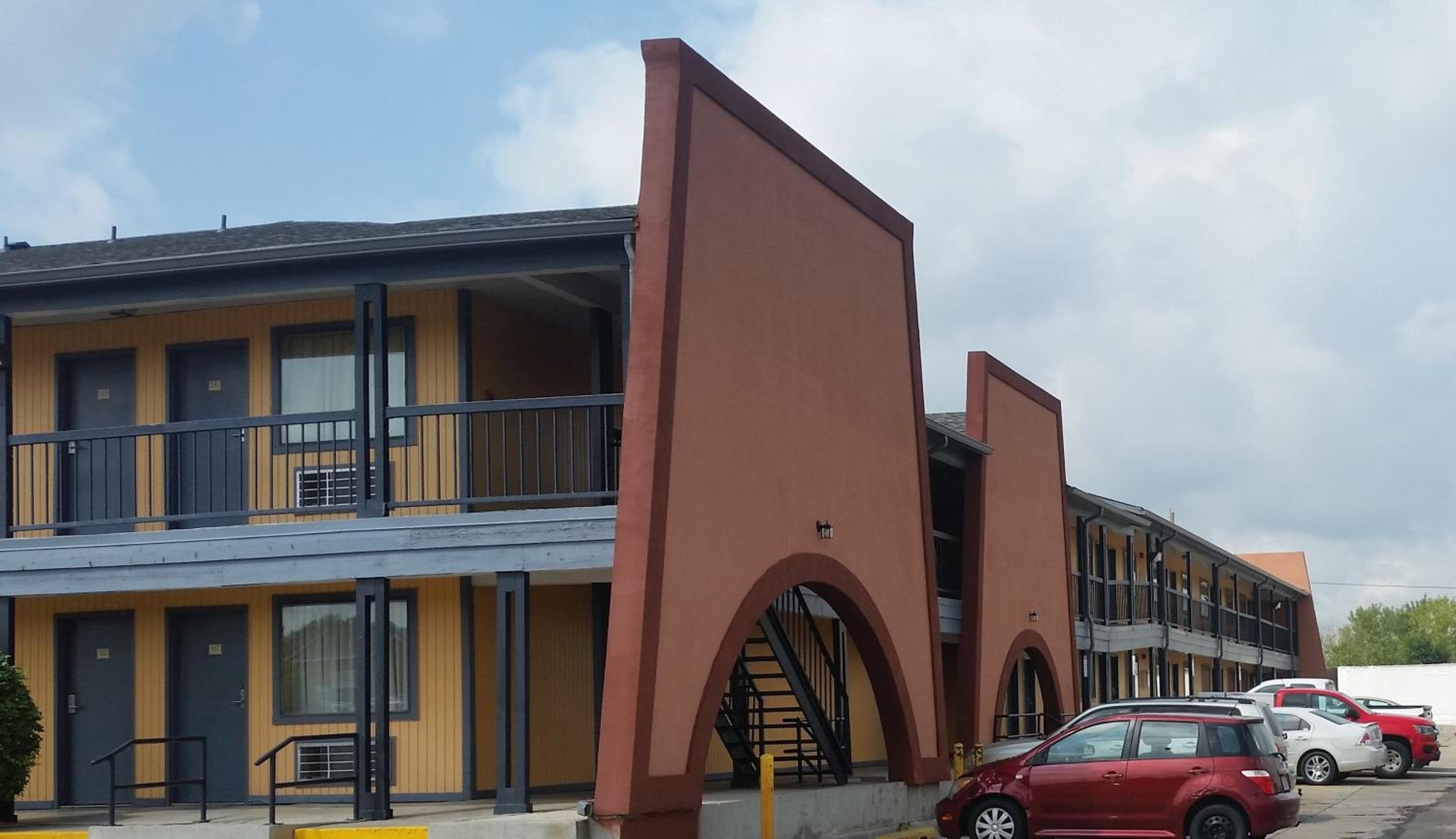 Hotel The Executive Inn & Suites - Image 1