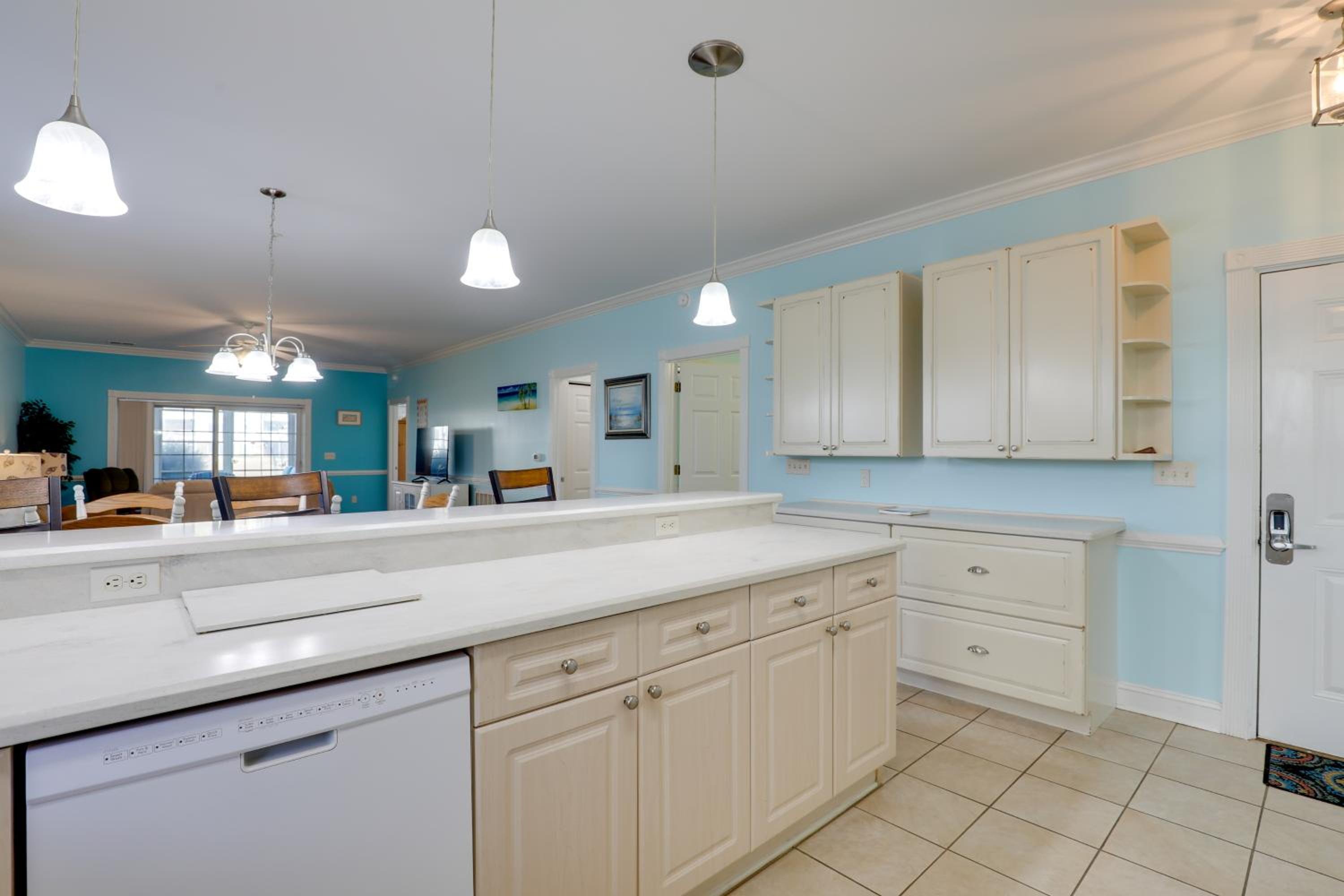 Screened Patio with Pond Views! Myrtle Beach Condo