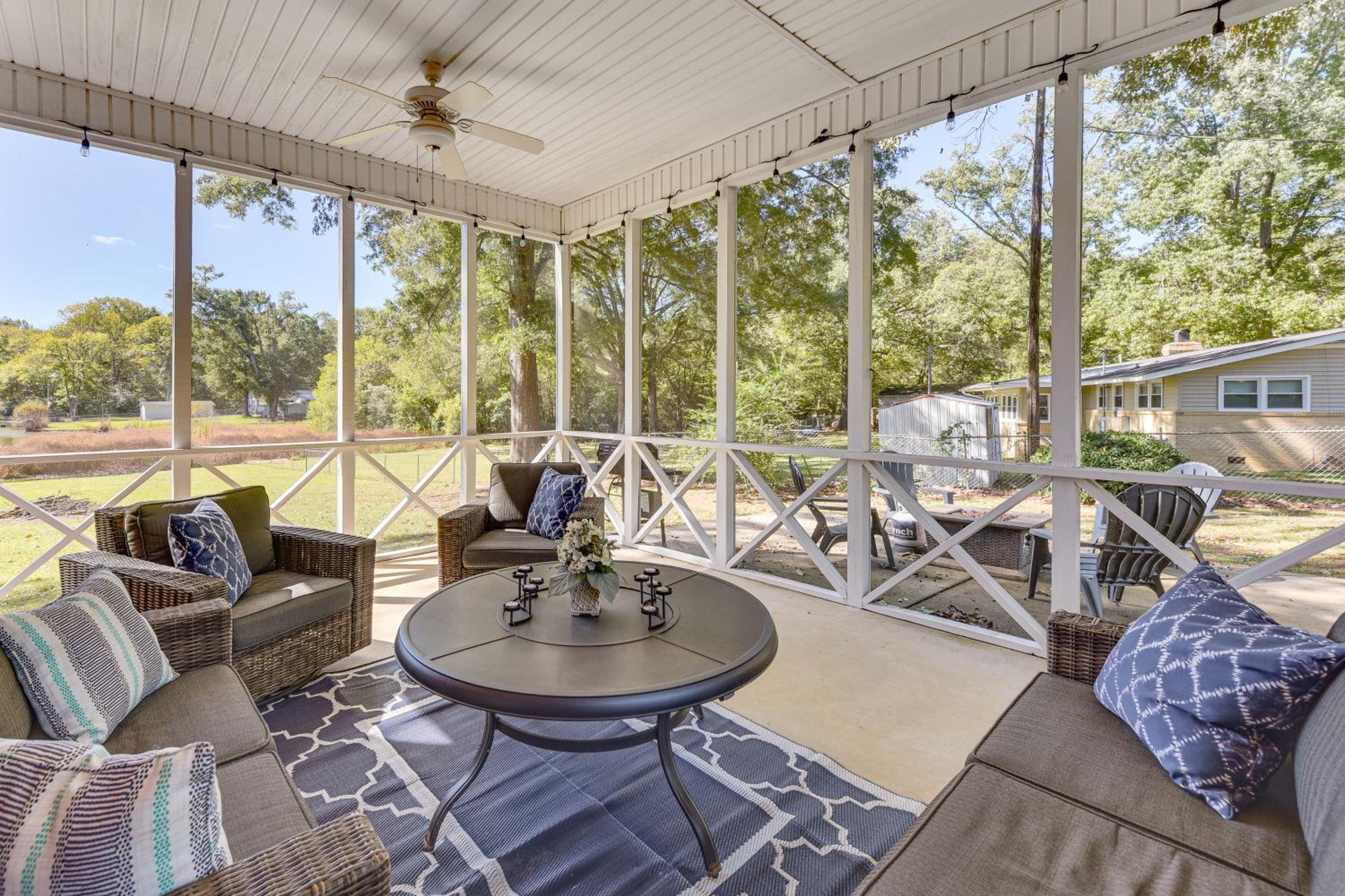 Lakeside Cedar Pines Bungalow 5 Mi to Main St!