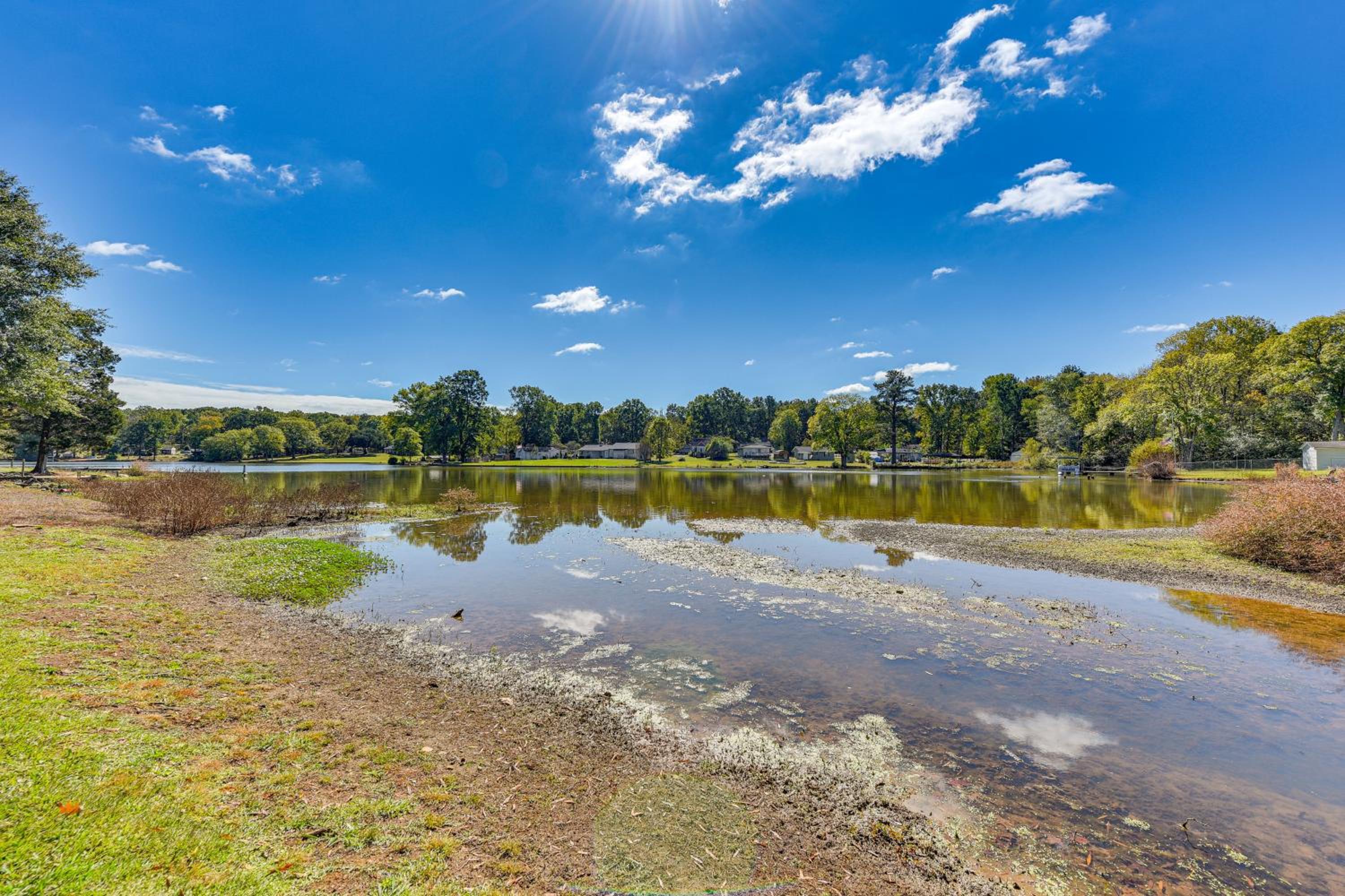 Lakeside Cedar Pines Bungalow 5 Mi to Main St!