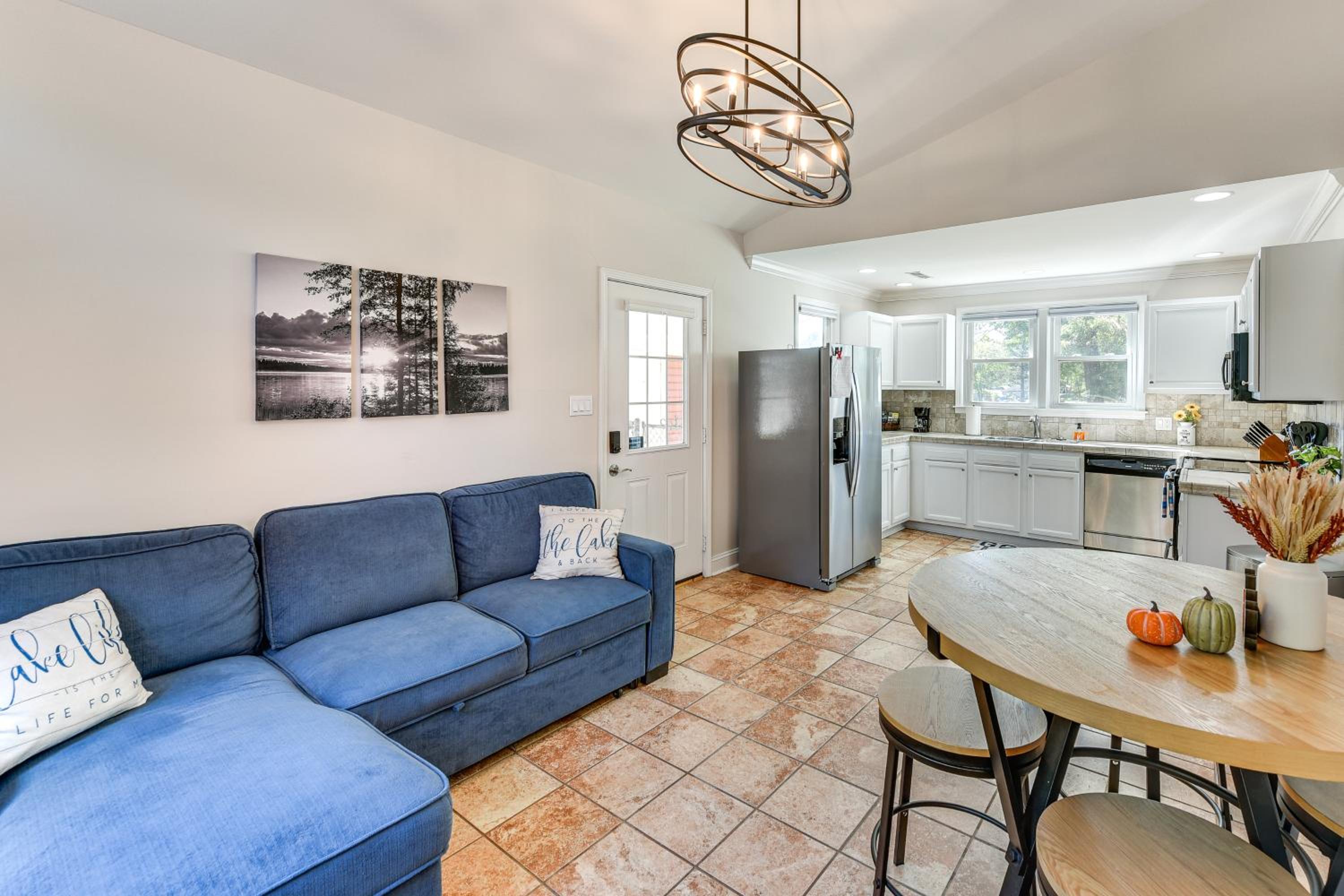 Lakeside Cedar Pines Bungalow 5 Mi to Main St!