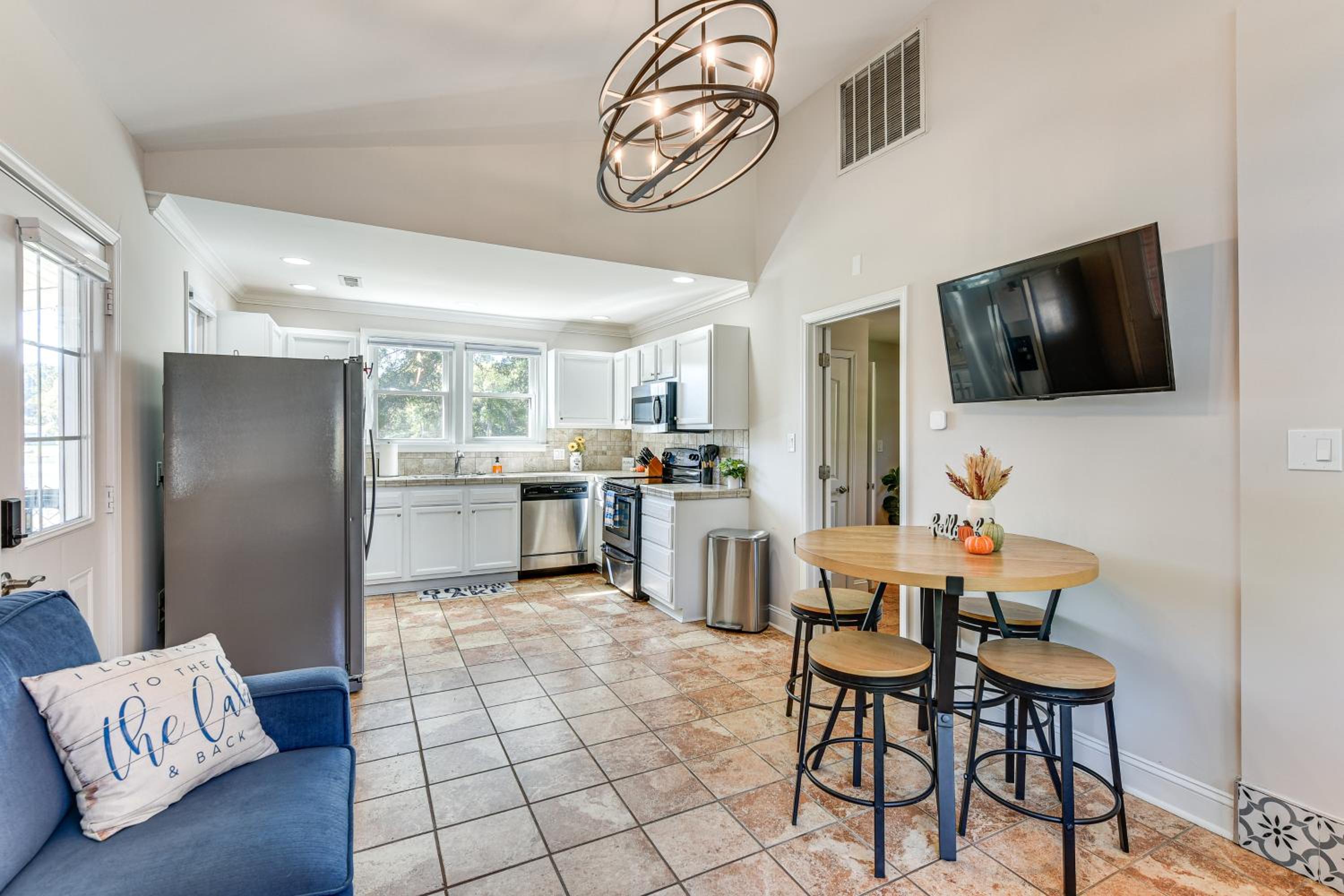 Lakeside Cedar Pines Bungalow 5 Mi to Main St!