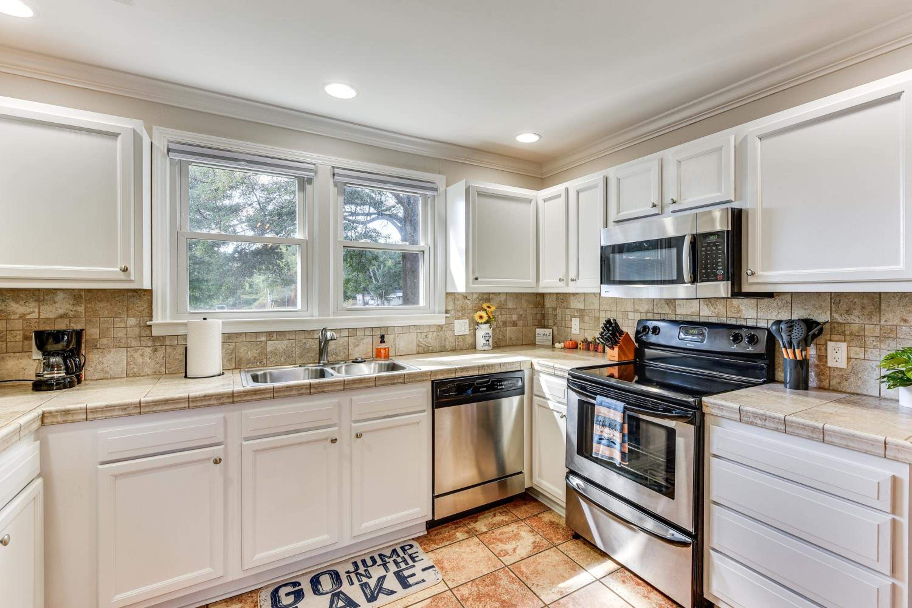 Lakeside Cedar Pines Bungalow 5 Mi to Main St!