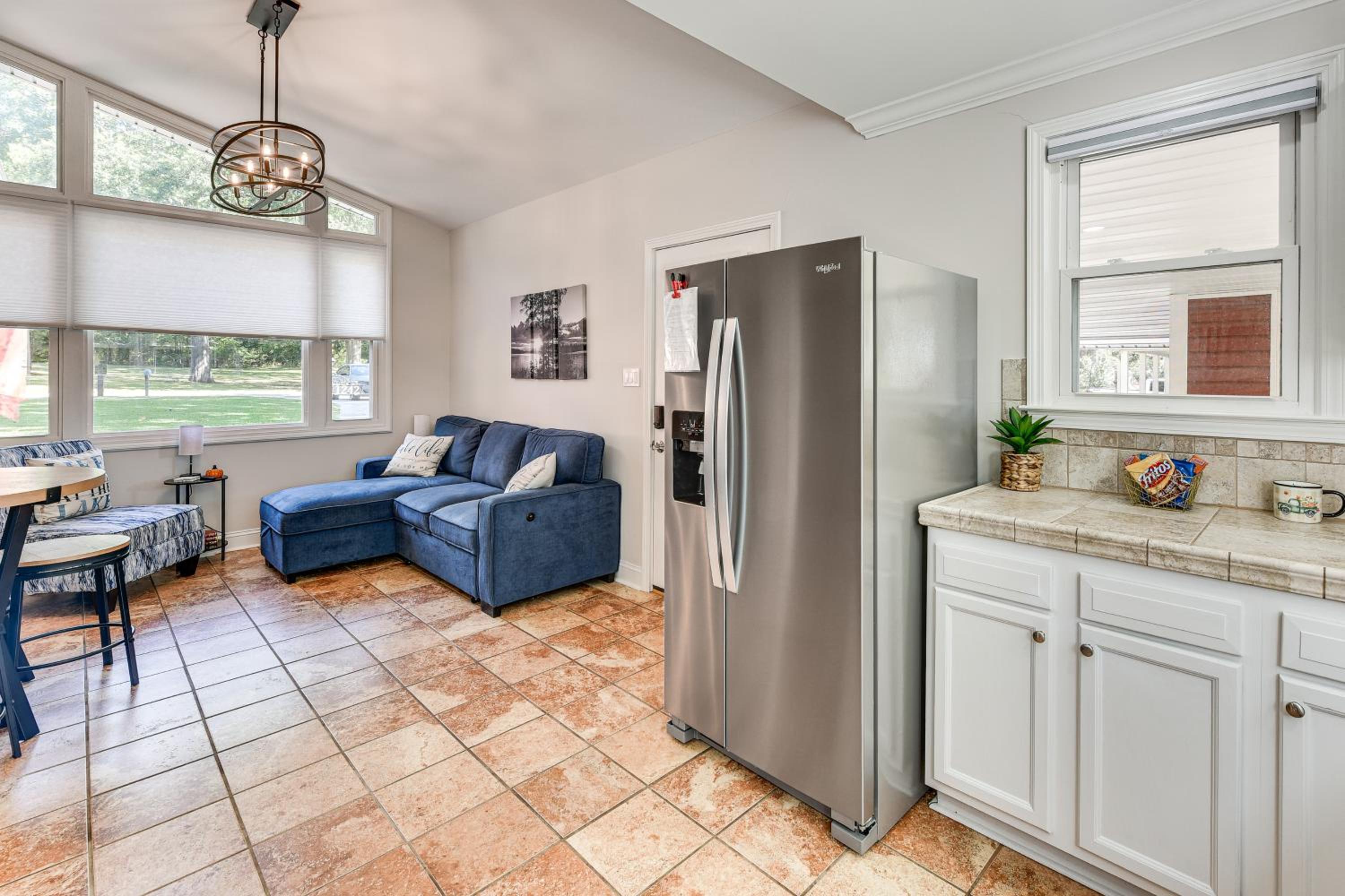 Lakeside Cedar Pines Bungalow 5 Mi to Main St!