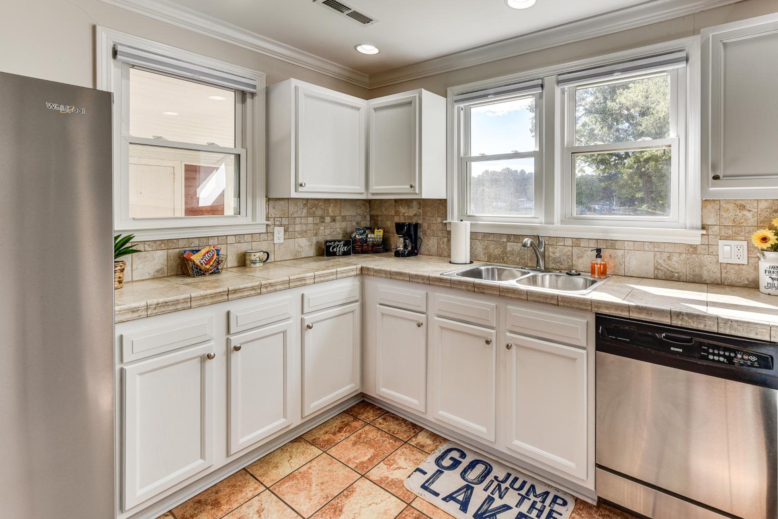 Lakeside Cedar Pines Bungalow 5 Mi to Main St!