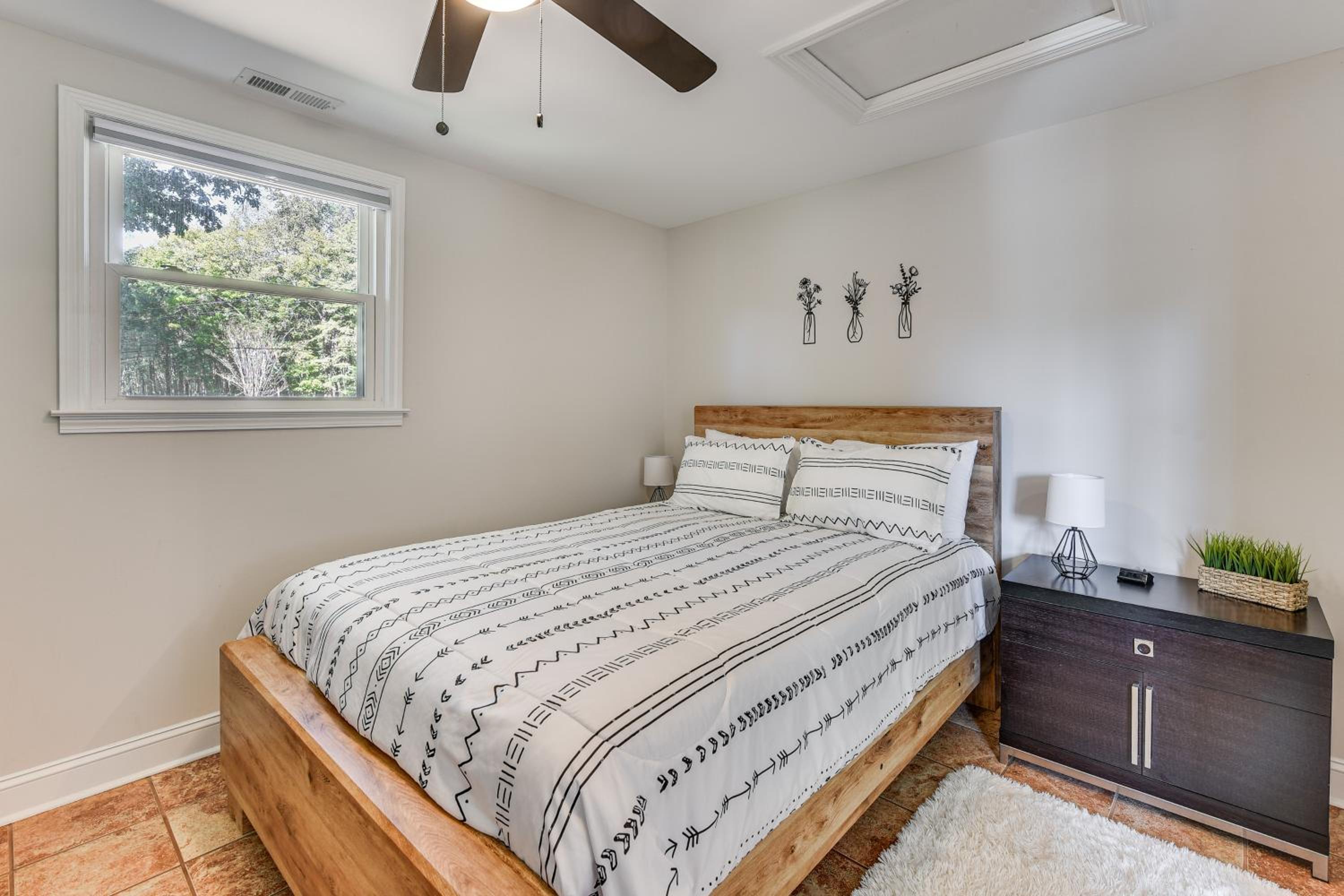 Lakeside Cedar Pines Bungalow 5 Mi to Main St!