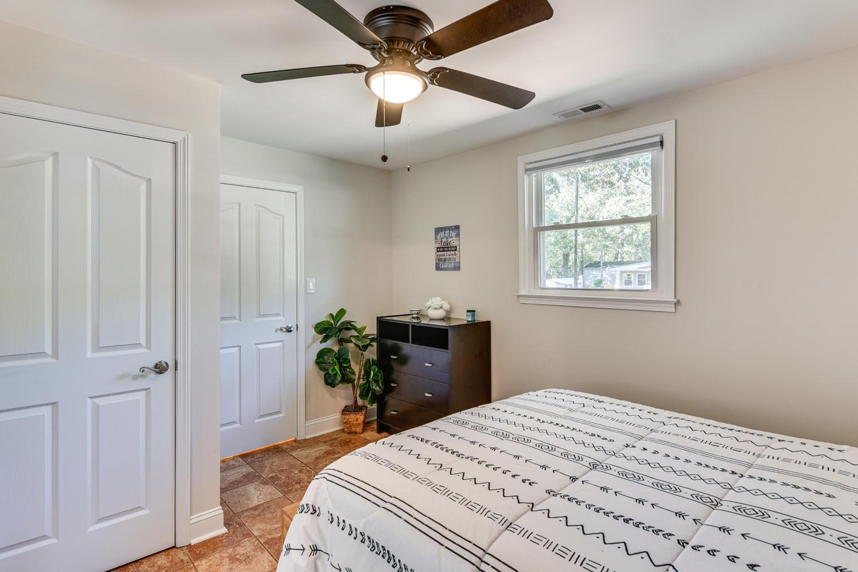 Lakeside Cedar Pines Bungalow 5 Mi to Main St!