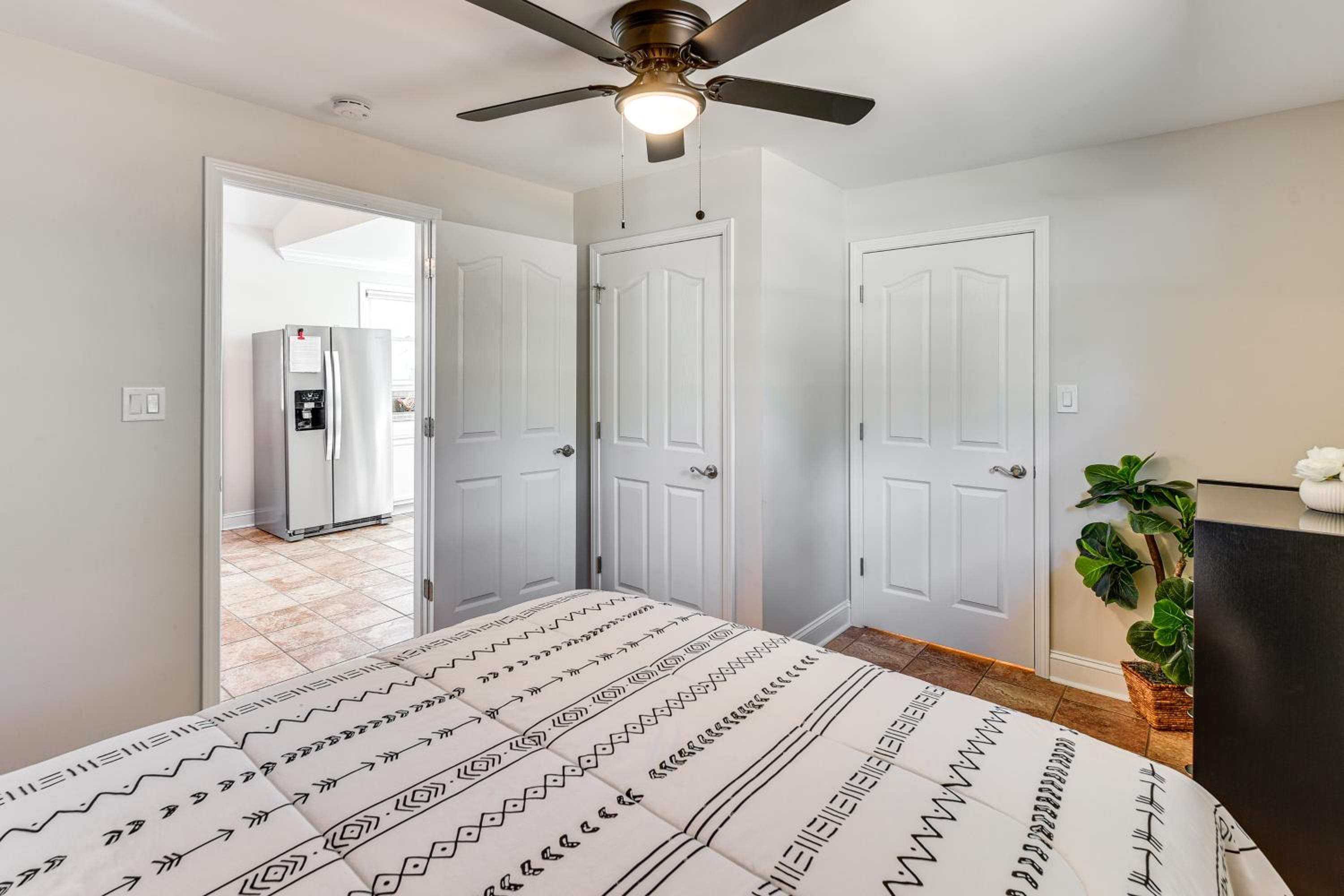 Lakeside Cedar Pines Bungalow 5 Mi to Main St!