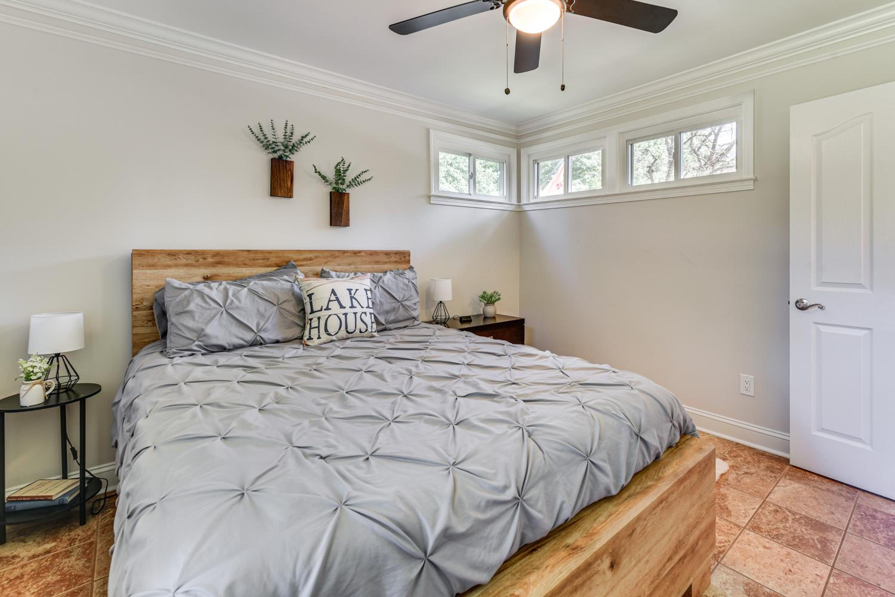Lakeside Cedar Pines Bungalow 5 Mi to Main St!