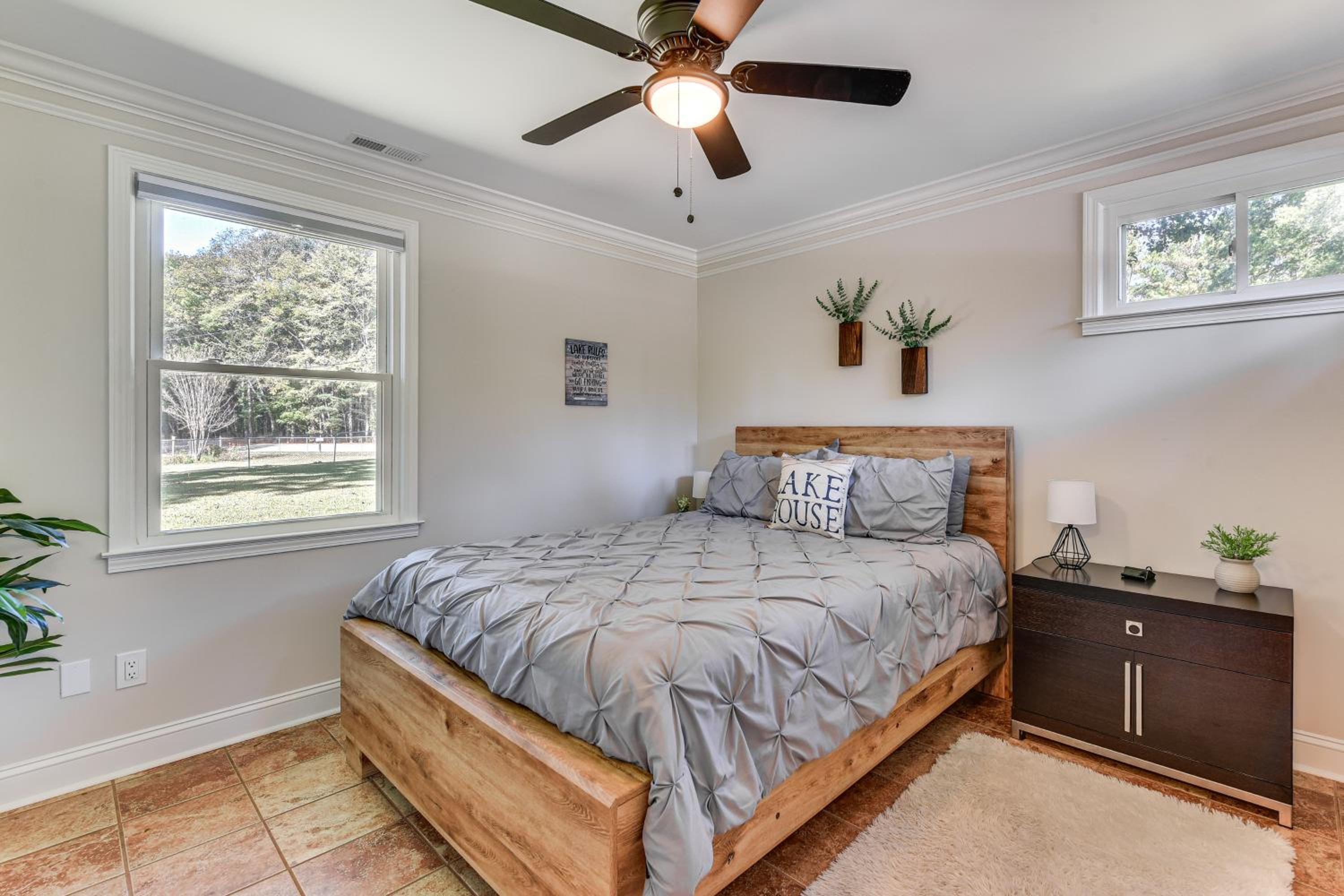 Lakeside Cedar Pines Bungalow 5 Mi to Main St!