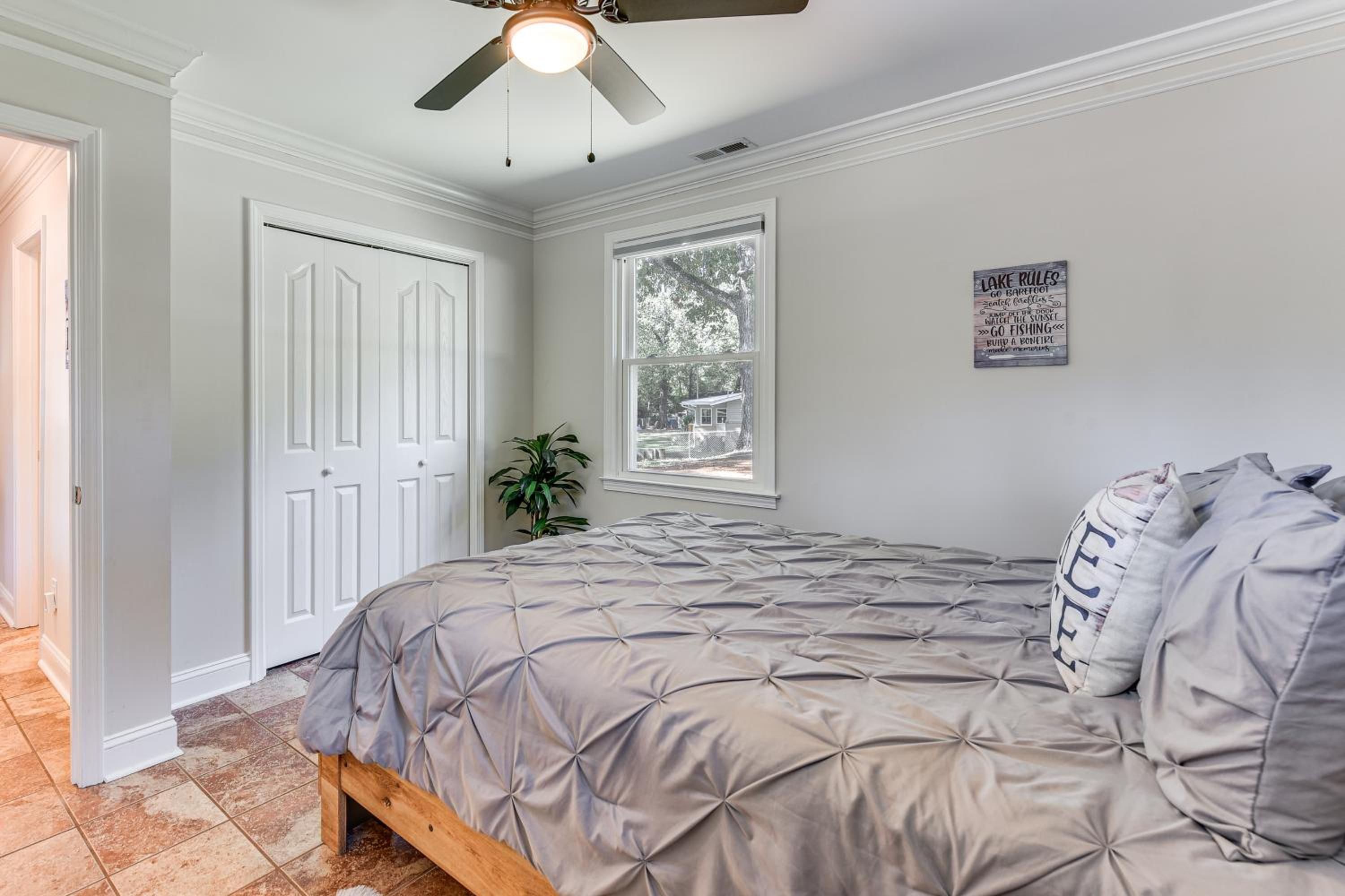 Lakeside Cedar Pines Bungalow 5 Mi to Main St!