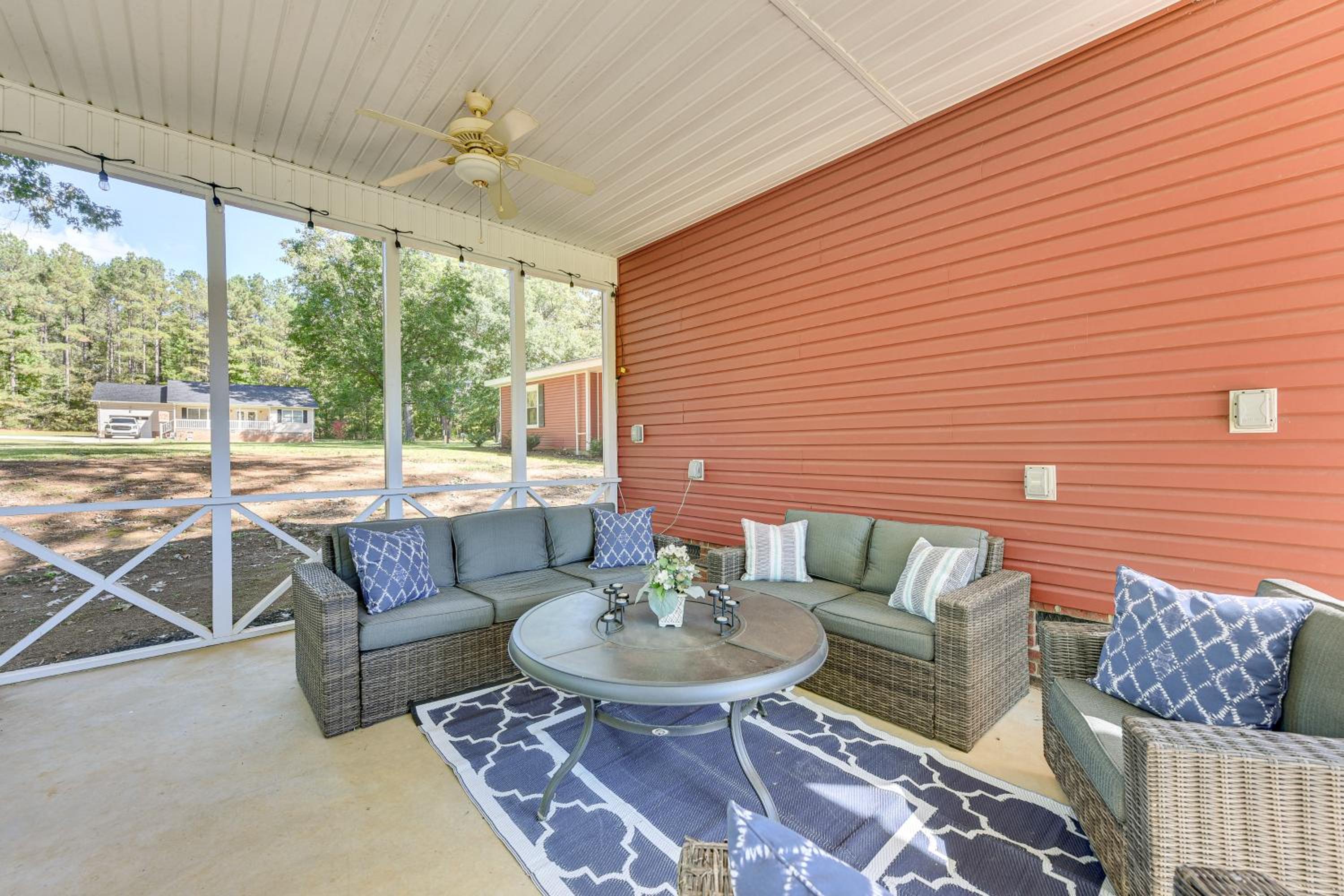 Lakeside Cedar Pines Bungalow 5 Mi to Main St!