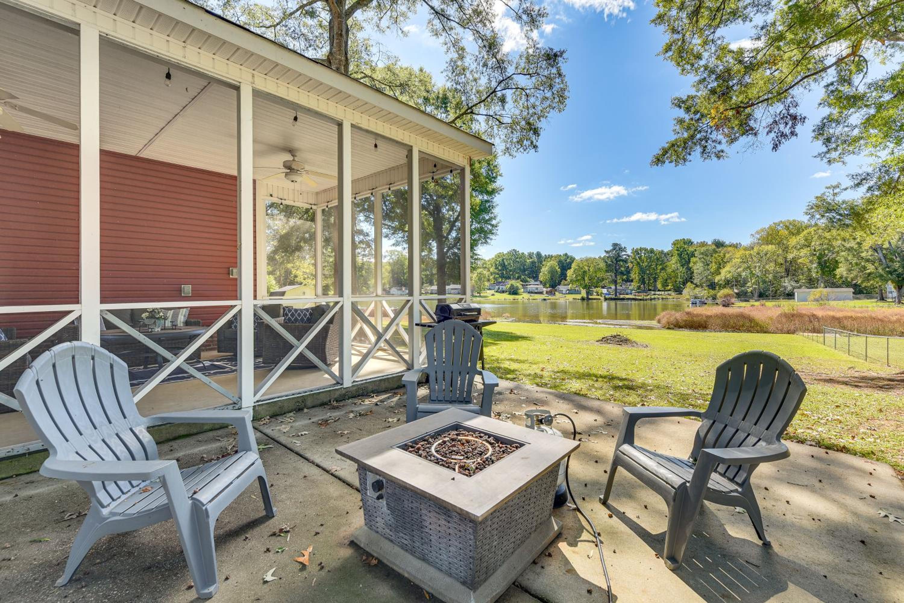 Lakeside Cedar Pines Bungalow 5 Mi to Main St!
