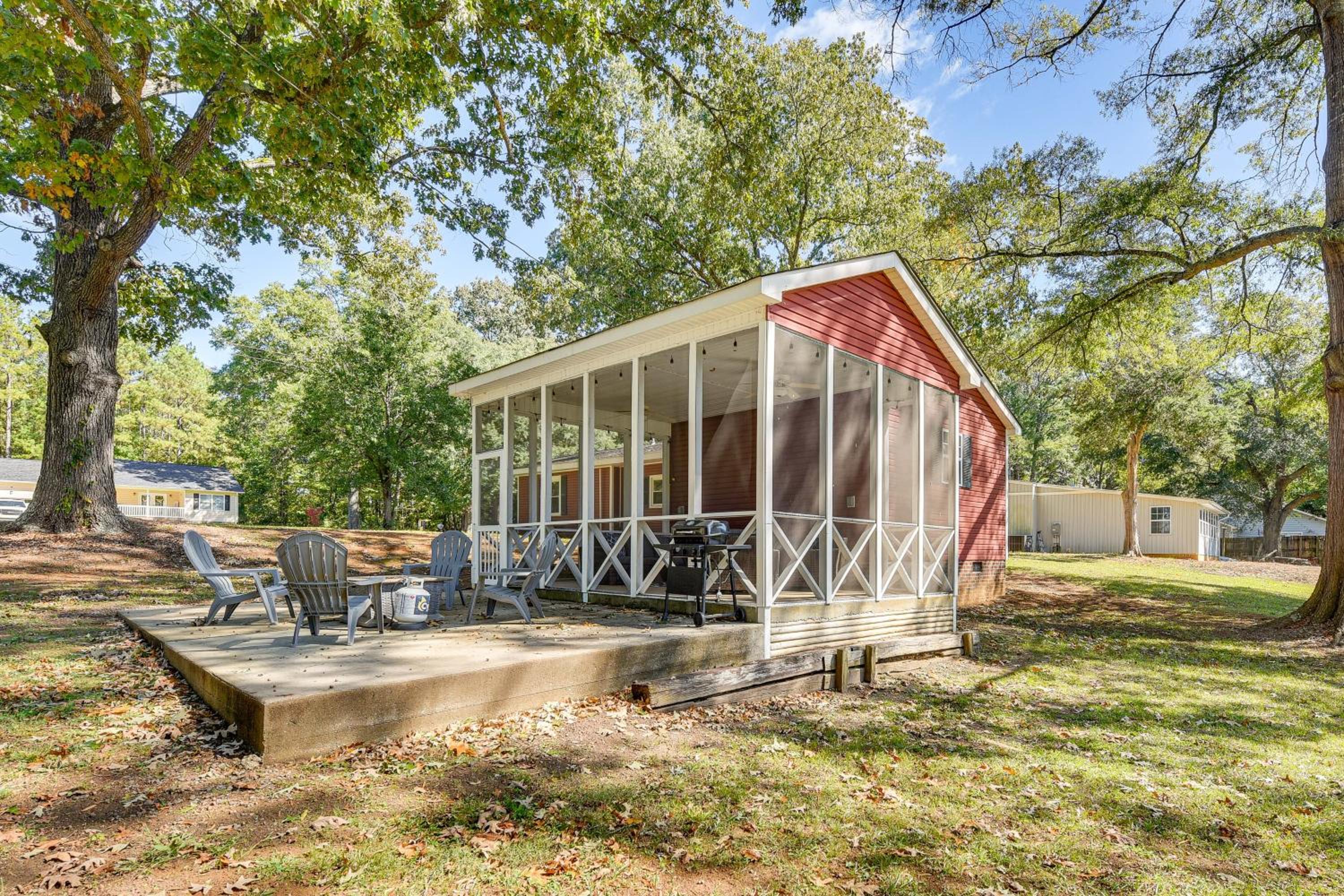 Lakeside Cedar Pines Bungalow 5 Mi to Main St!