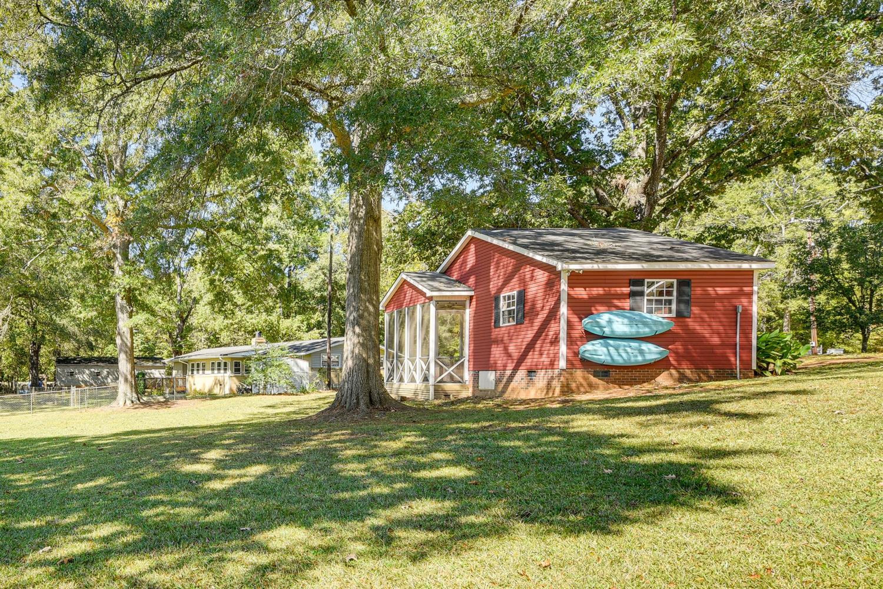 Lakeside Cedar Pines Bungalow 5 Mi to Main St!