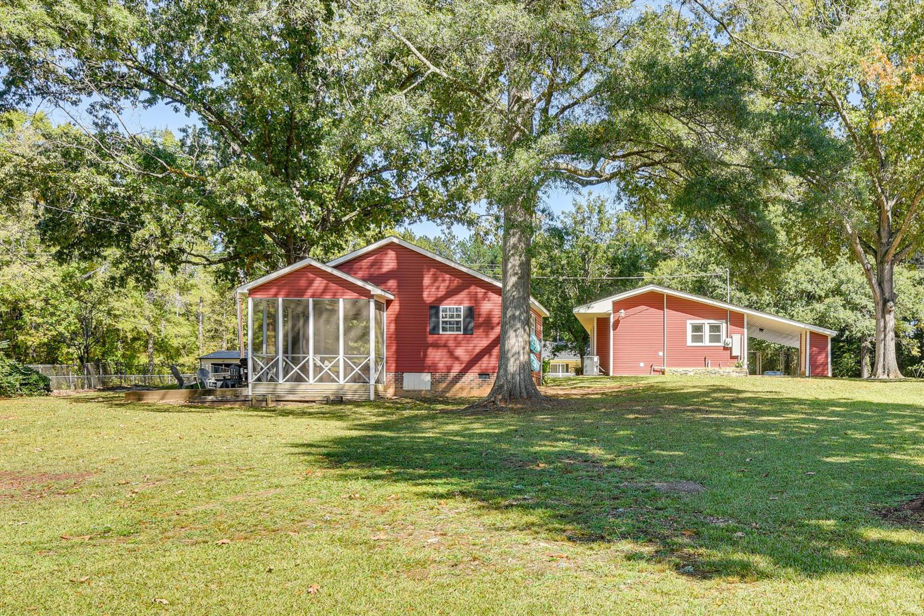 Lakeside Cedar Pines Bungalow 5 Mi to Main St!