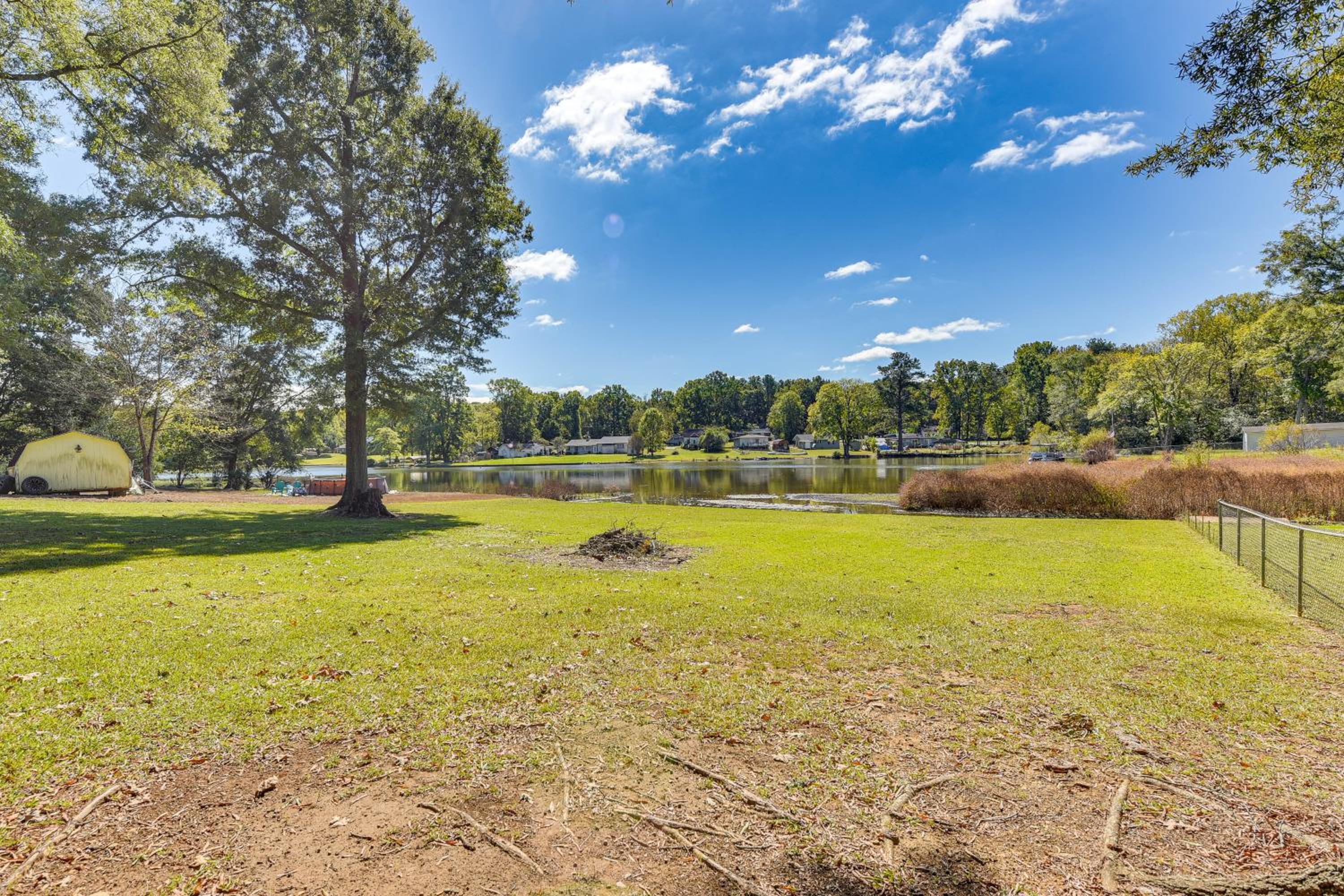 Lakeside Cedar Pines Bungalow 5 Mi to Main St!