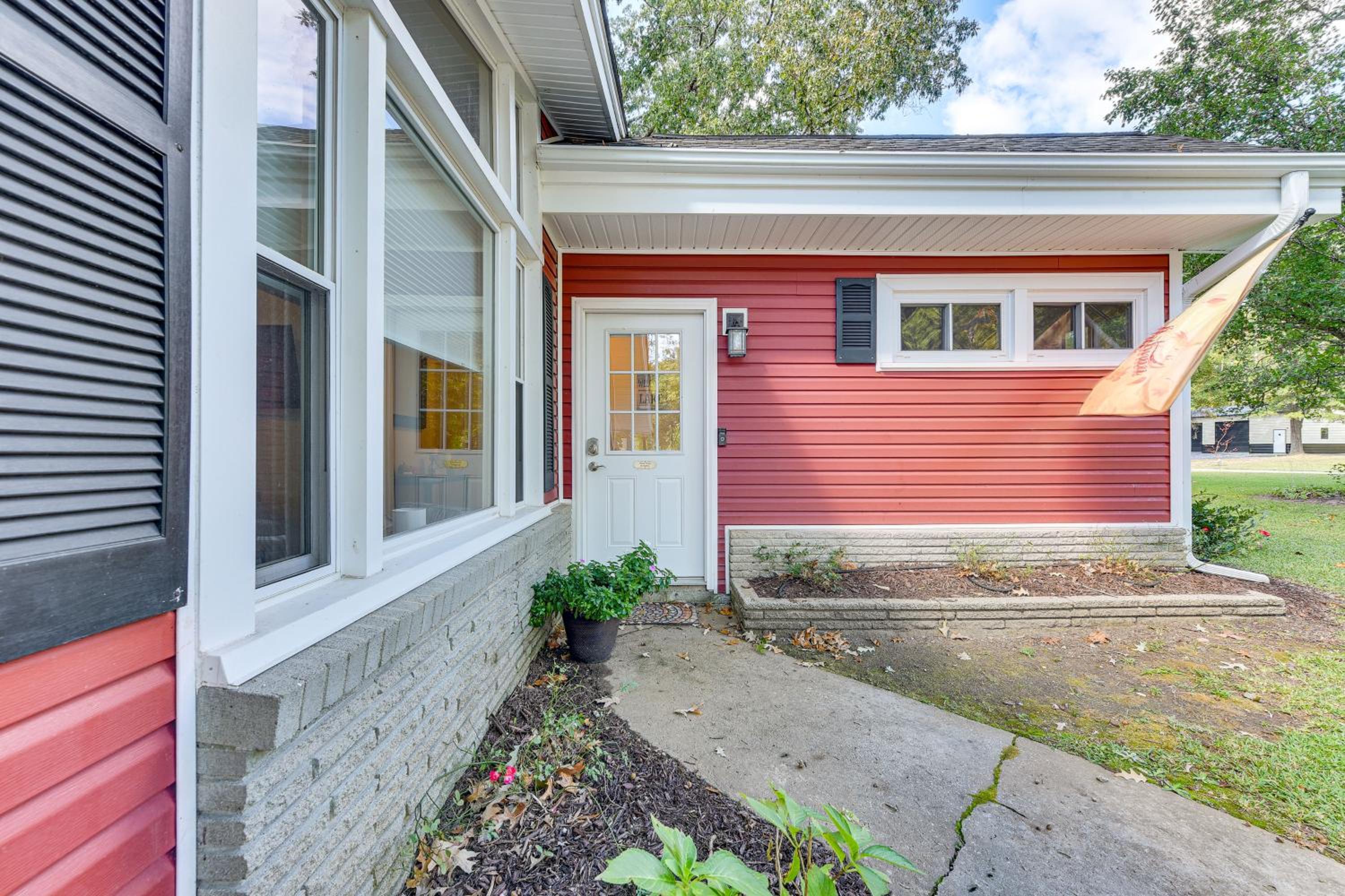 Lakeside Cedar Pines Bungalow 5 Mi to Main St!