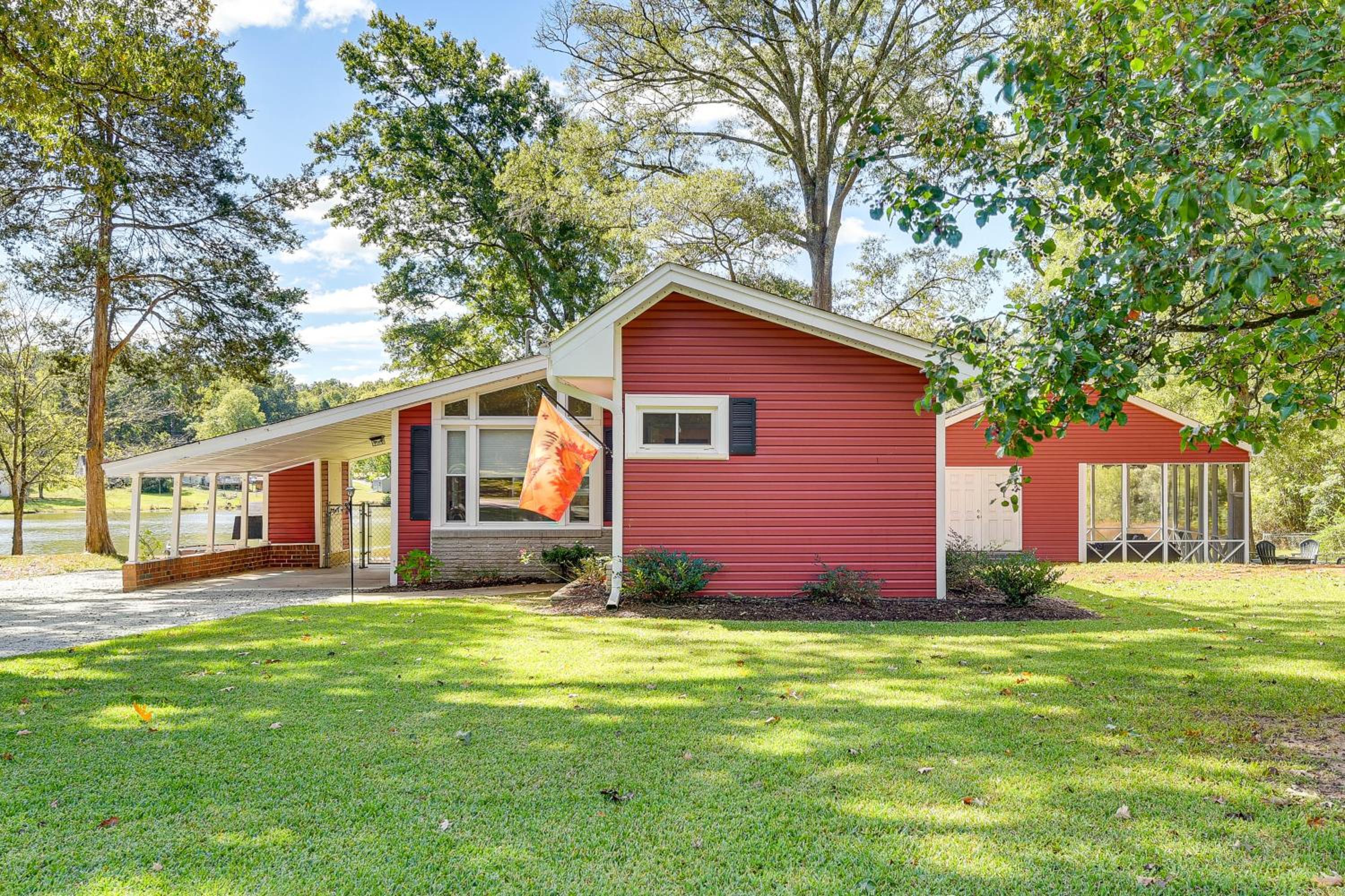 Lakeside Cedar Pines Bungalow 5 Mi to Main St!