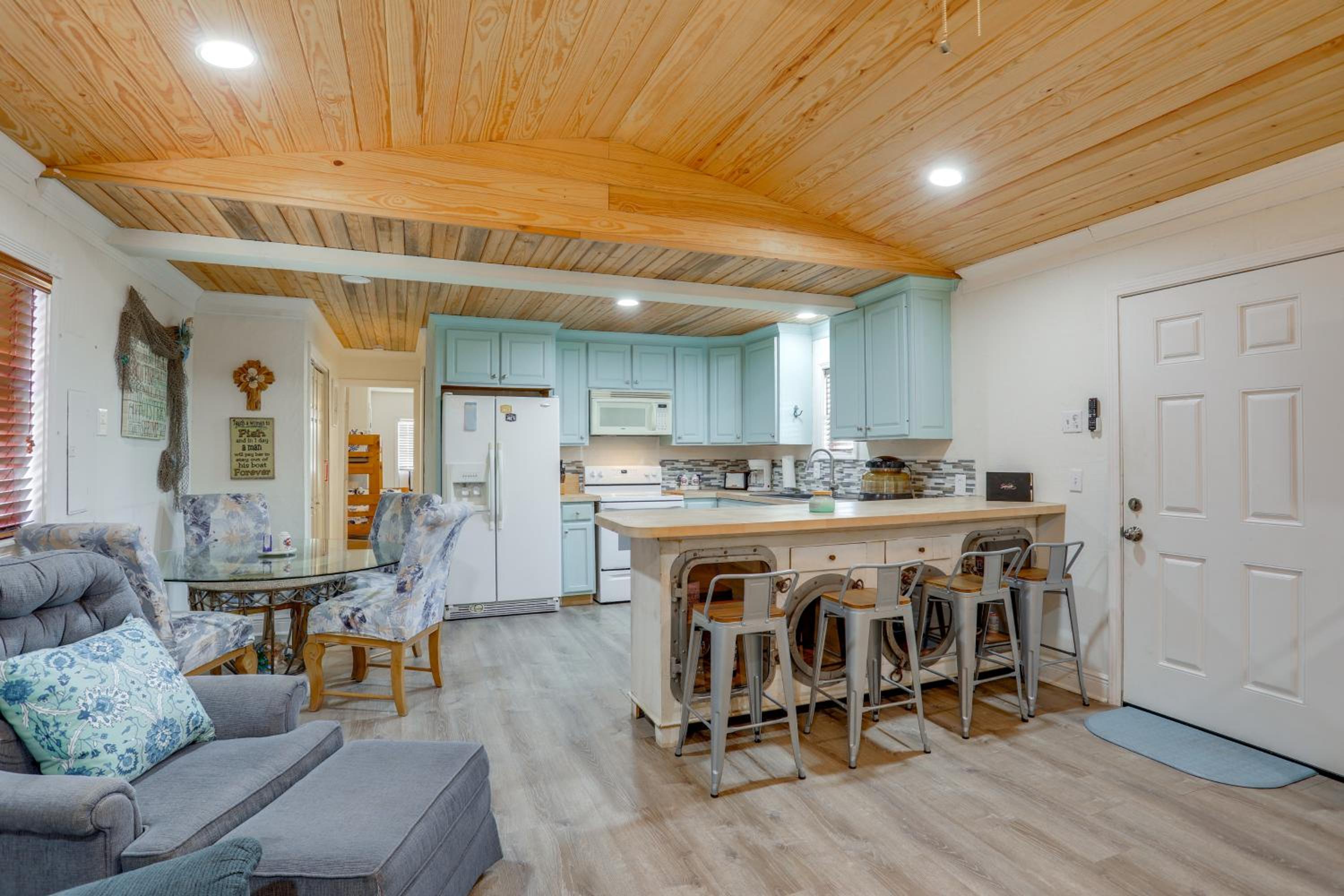 1 Mi to Festivals! Grand Isle Getaway with Deck