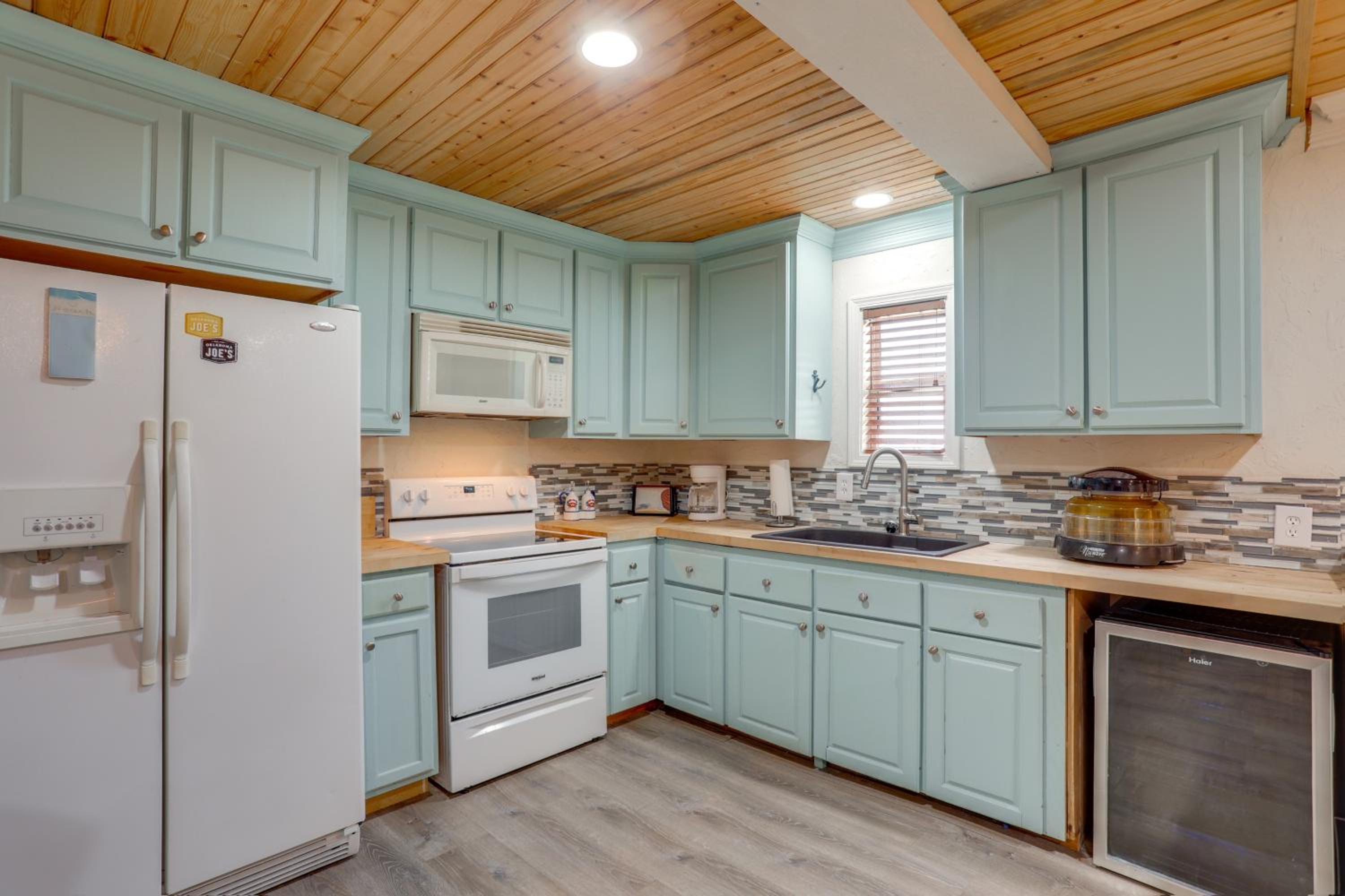1 Mi to Festivals! Grand Isle Getaway with Deck