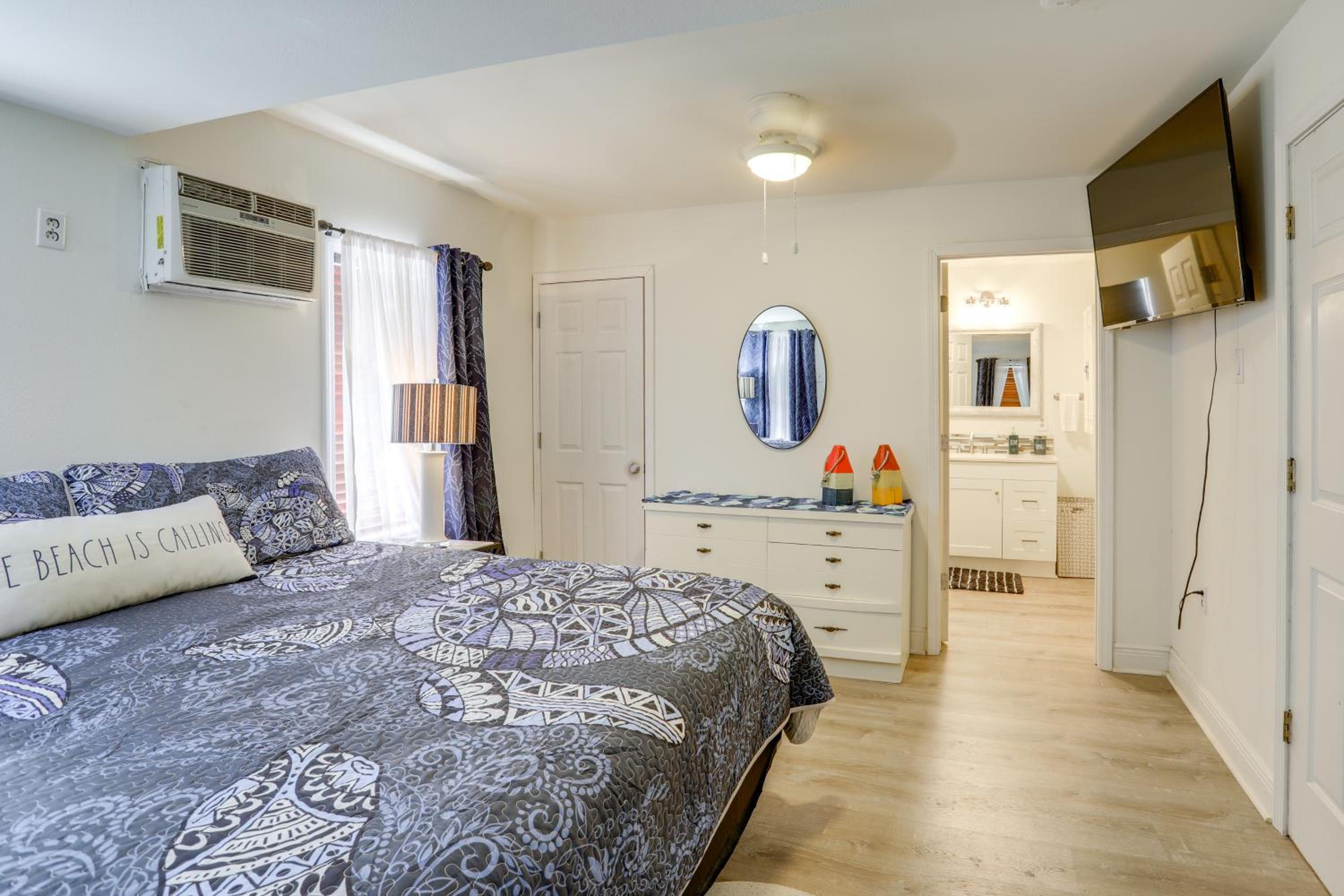 1 Mi to Festivals! Grand Isle Getaway with Deck