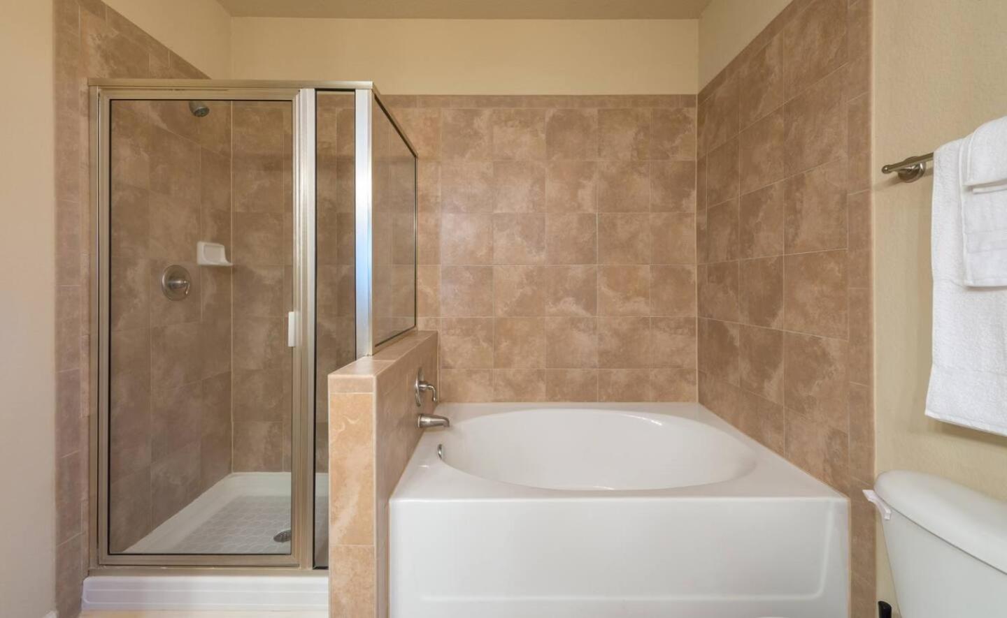 3BR Disney Condo | 3 En-Suites + Pools