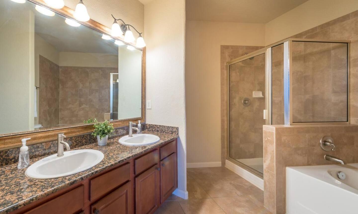 3BR Disney Condo | 3 En-Suites + Pools