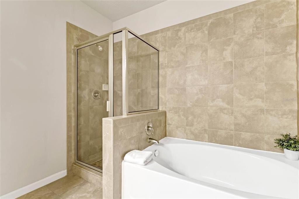 3BR Disney Condo | 3 En-Suites + Pools