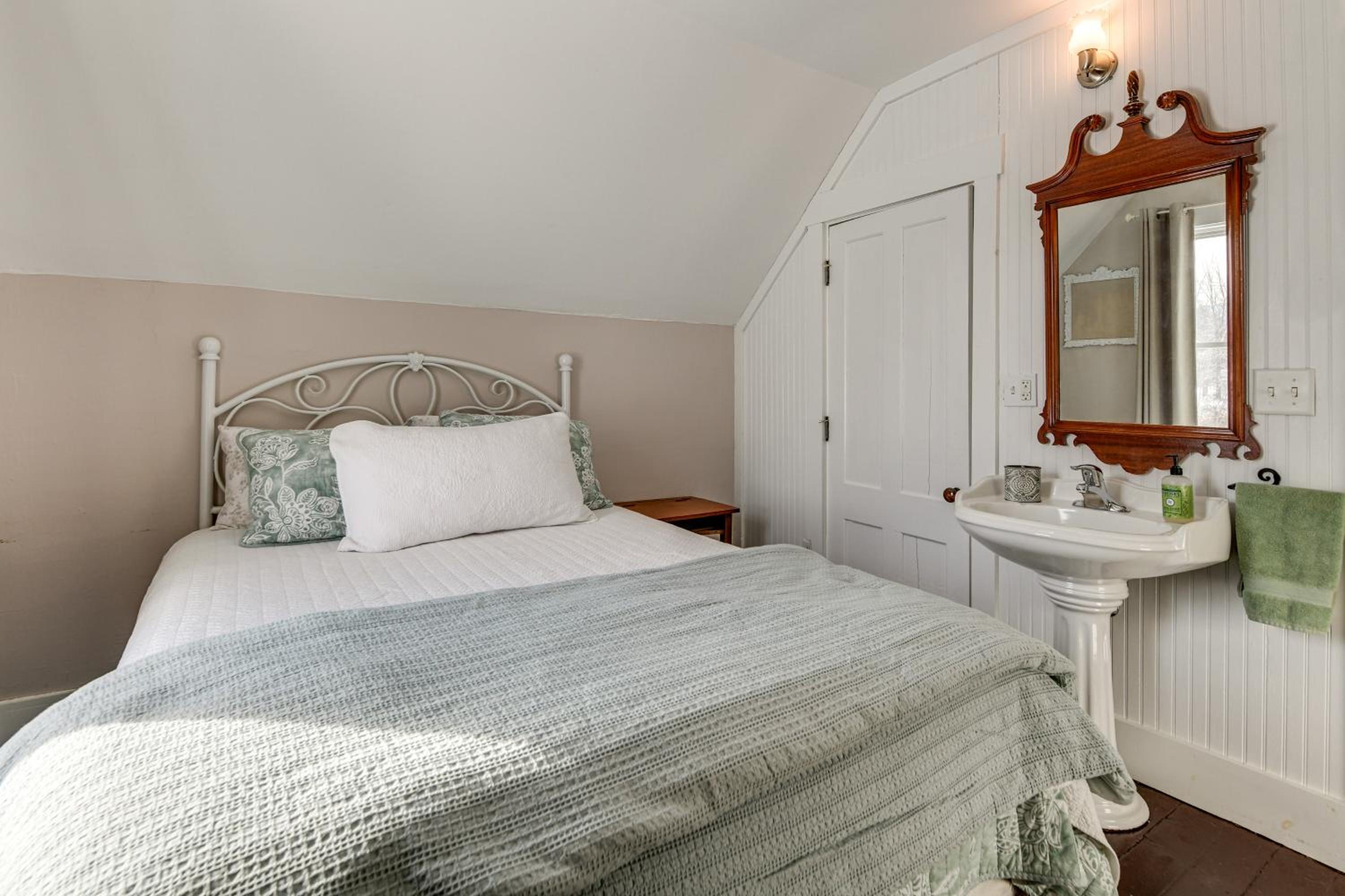Green Mountain Views! Lowell Getaway Near Skiing