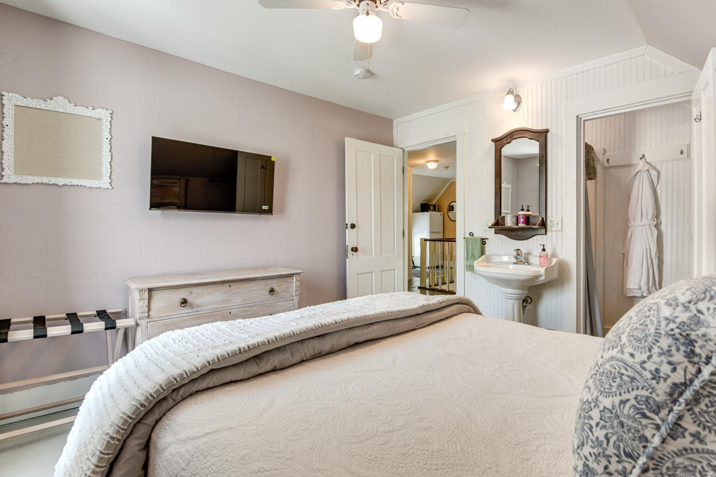 Green Mountain Views! Lowell Getaway Near Skiing