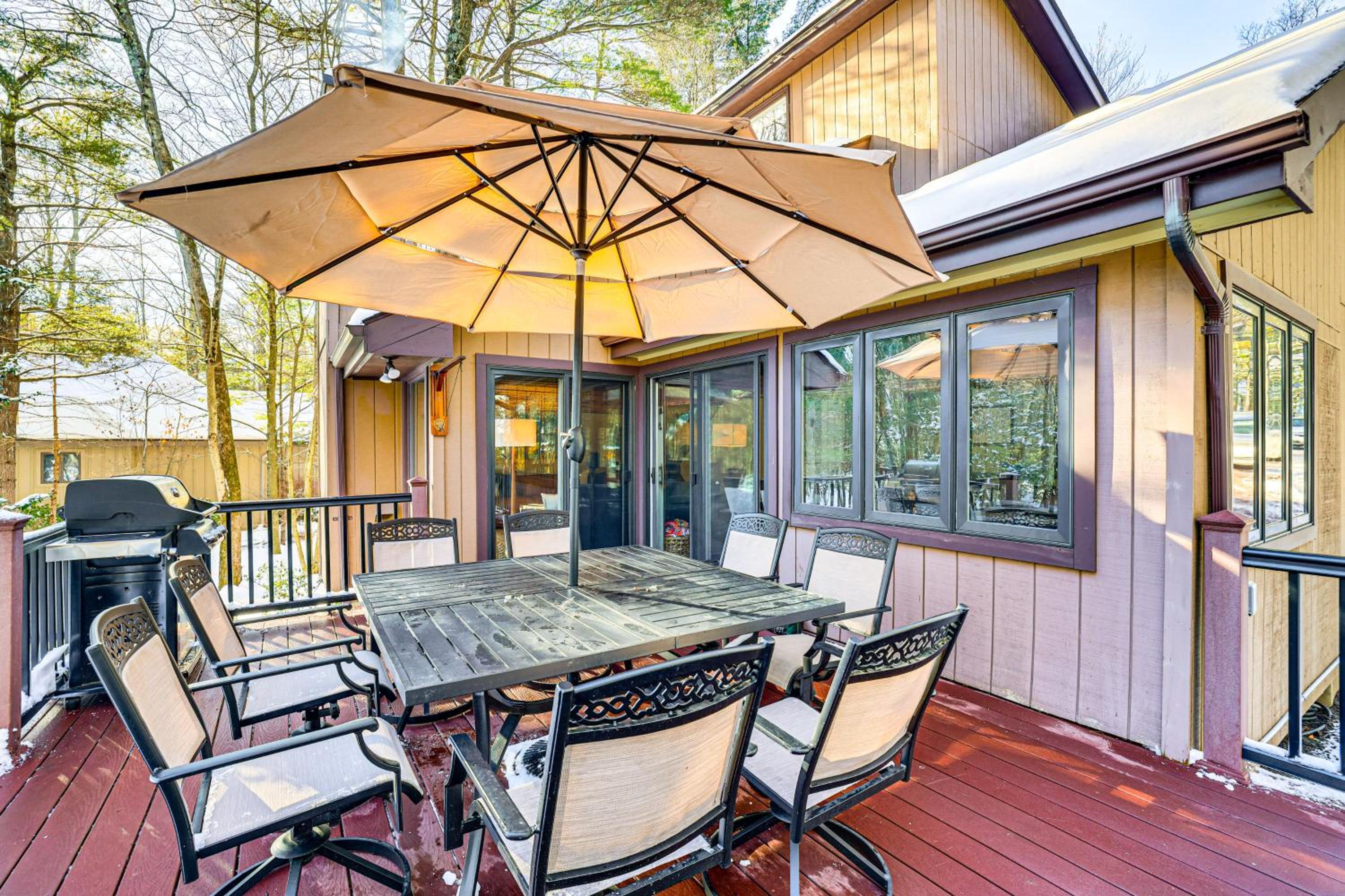 Lake Naomi Luxury Home with Stream Pool and Fire Pit