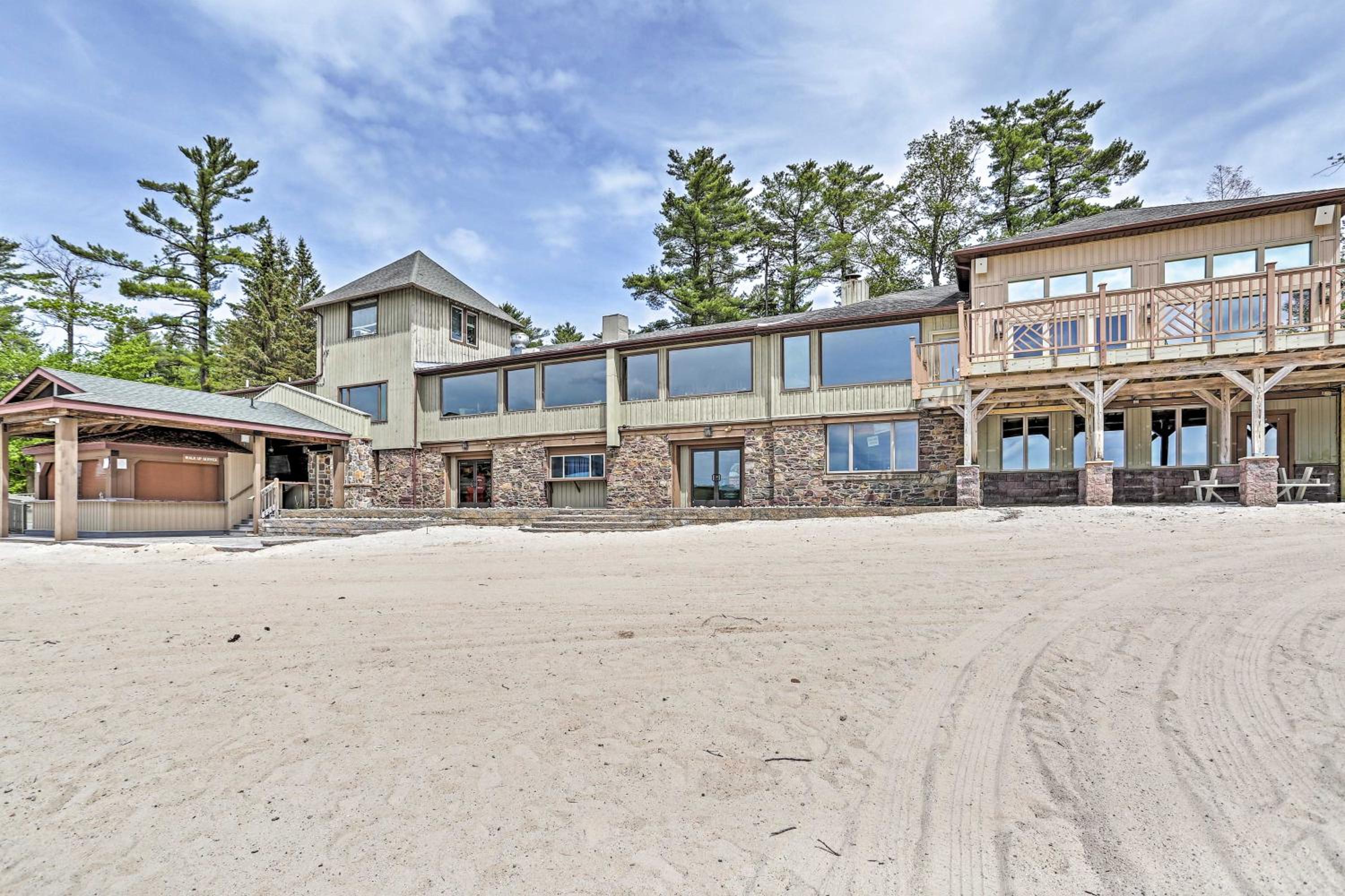 Lake Naomi Luxury Home with Stream Pool and Fire Pit