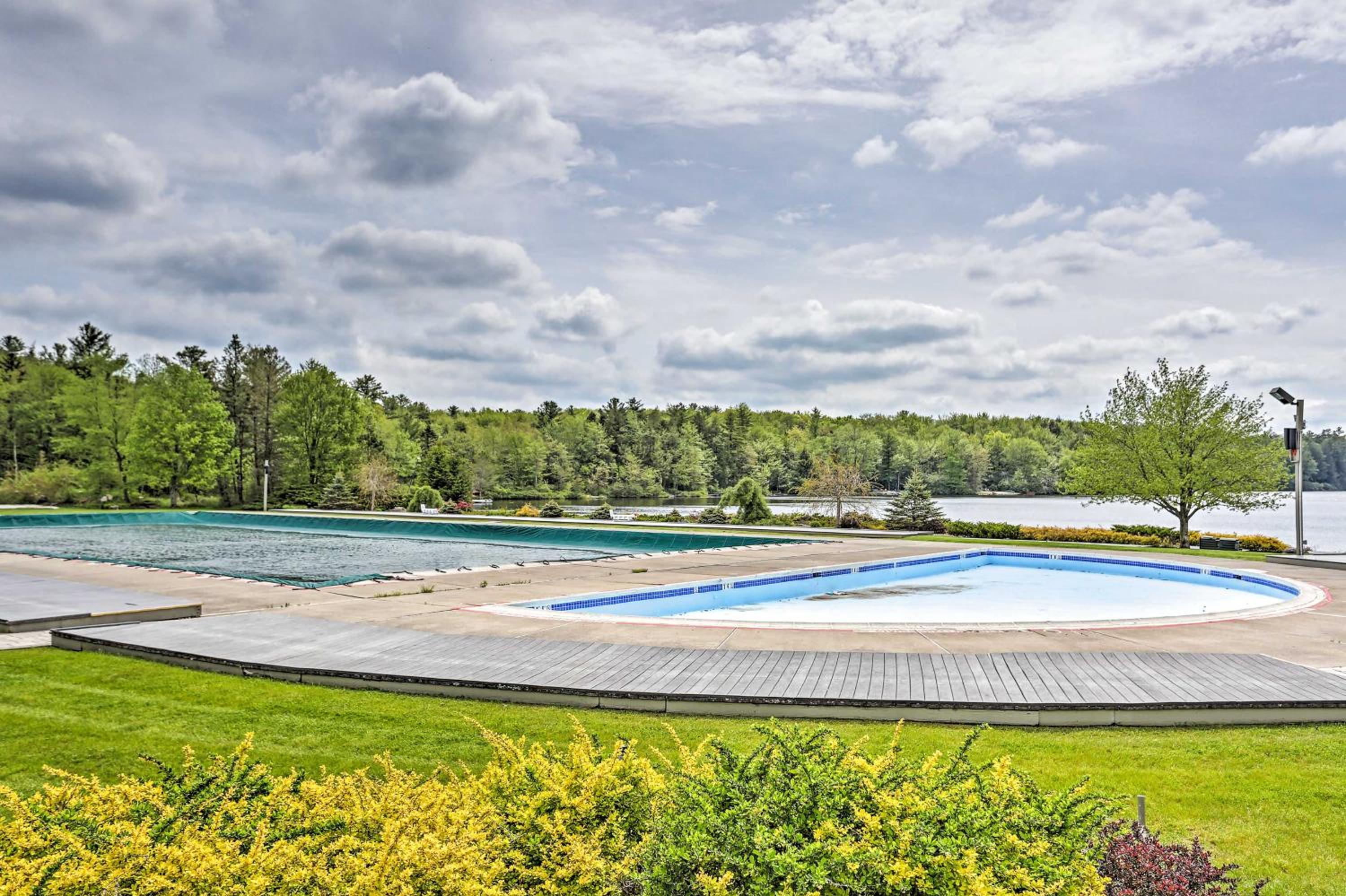 Lake Naomi Luxury Home with Stream Pool and Fire Pit