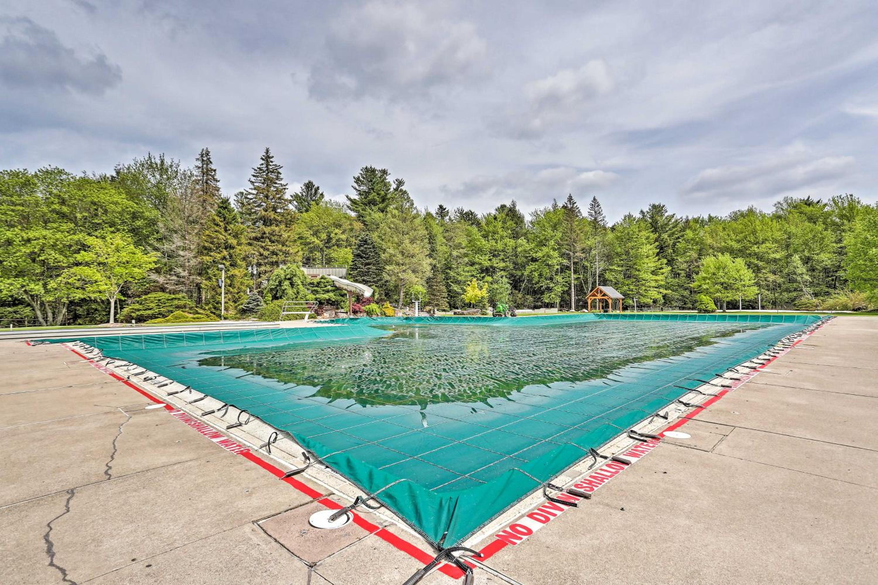 Lake Naomi Luxury Home with Stream Pool and Fire Pit