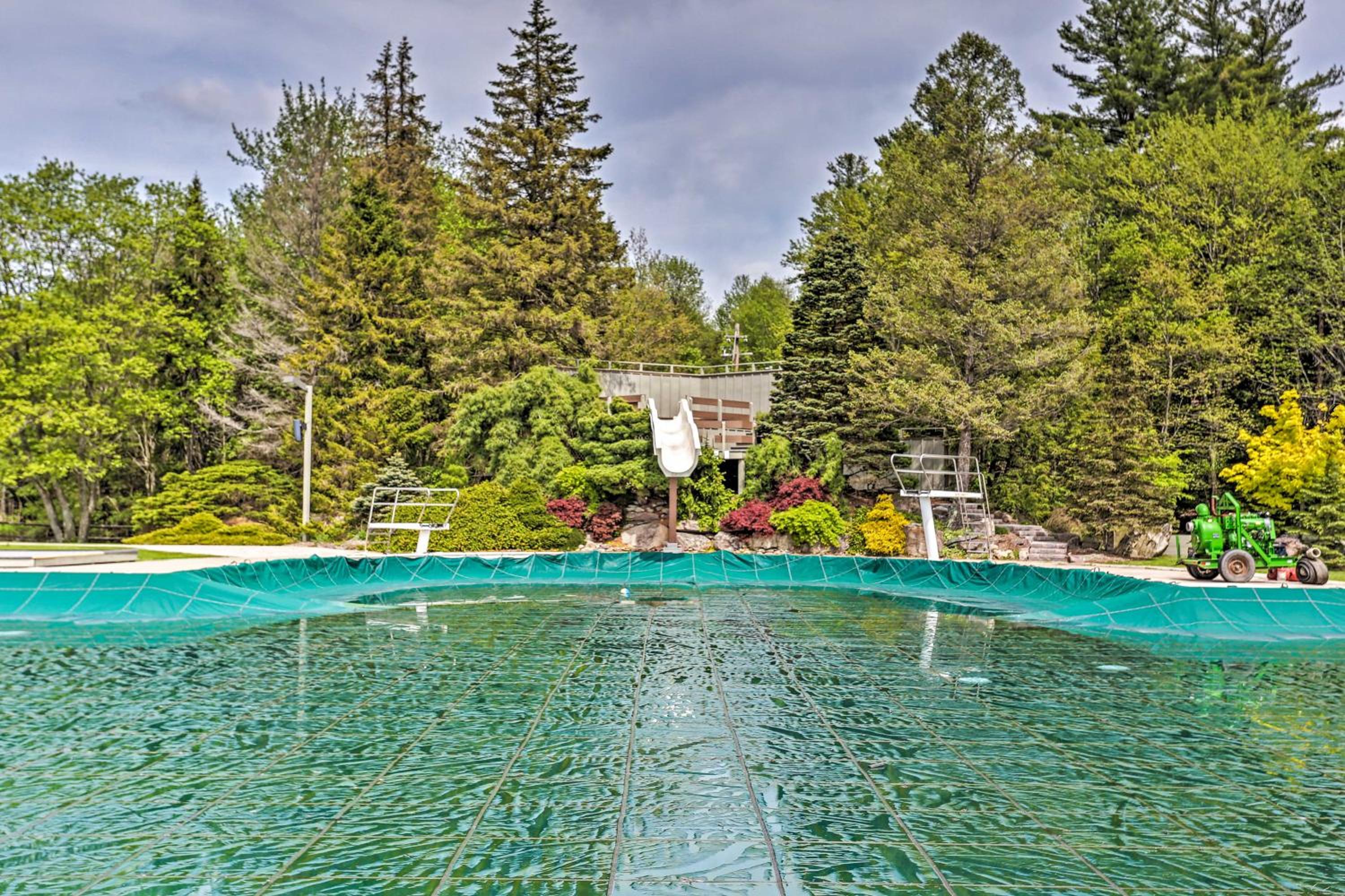 Lake Naomi Luxury Home with Stream Pool and Fire Pit