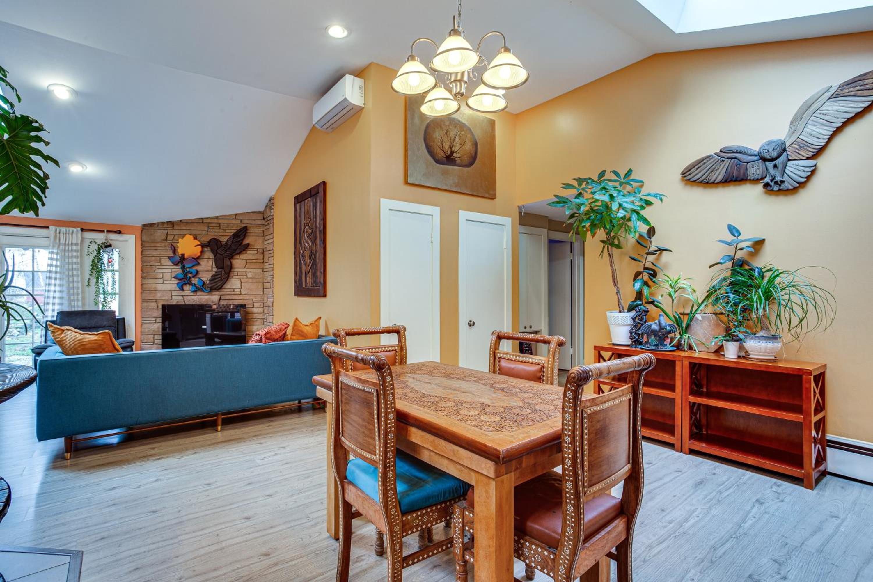8 Mi to Lumen Field Seattle Area Home with Backyard