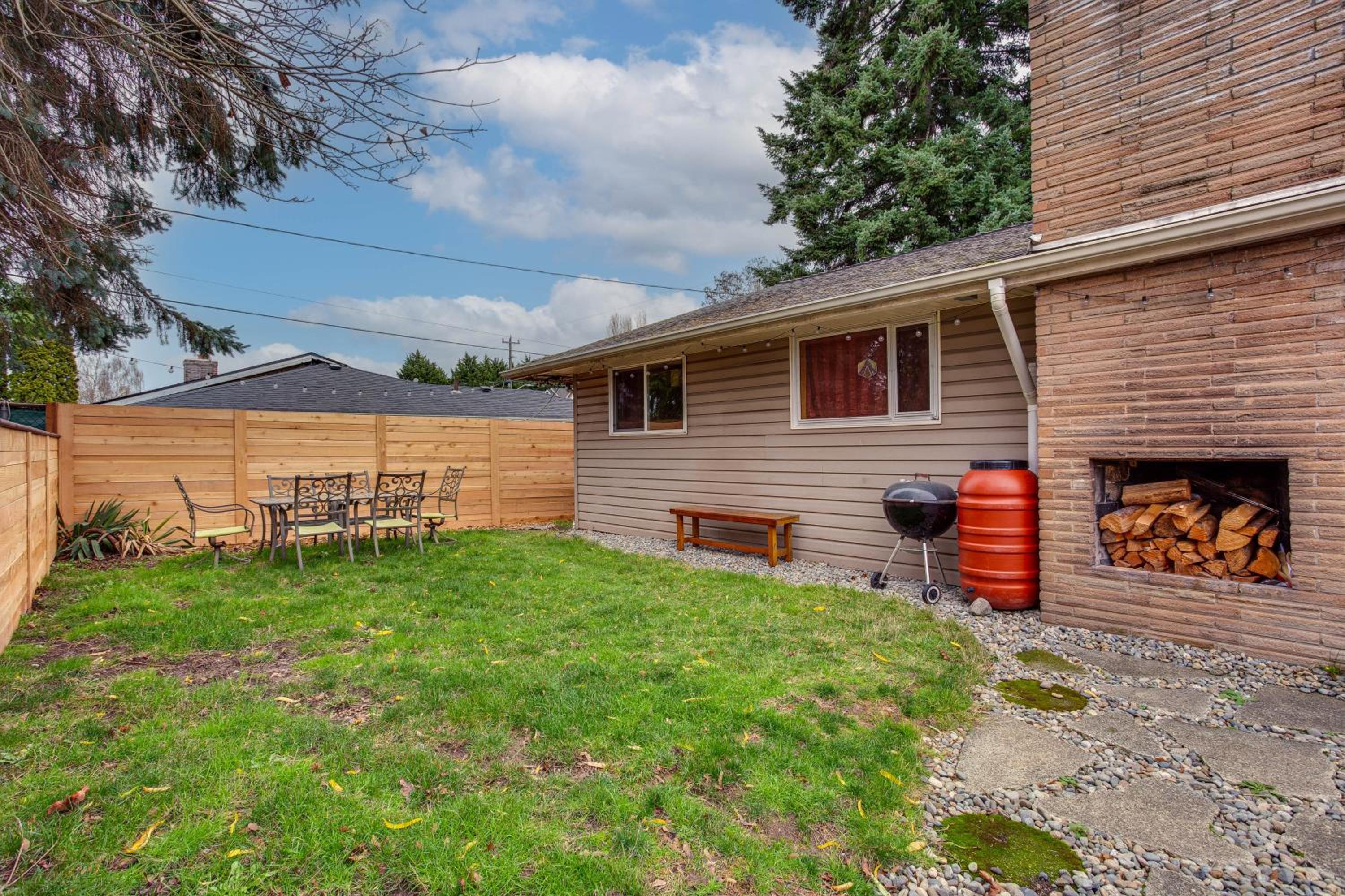 8 Mi to Lumen Field Seattle Area Home with Backyard