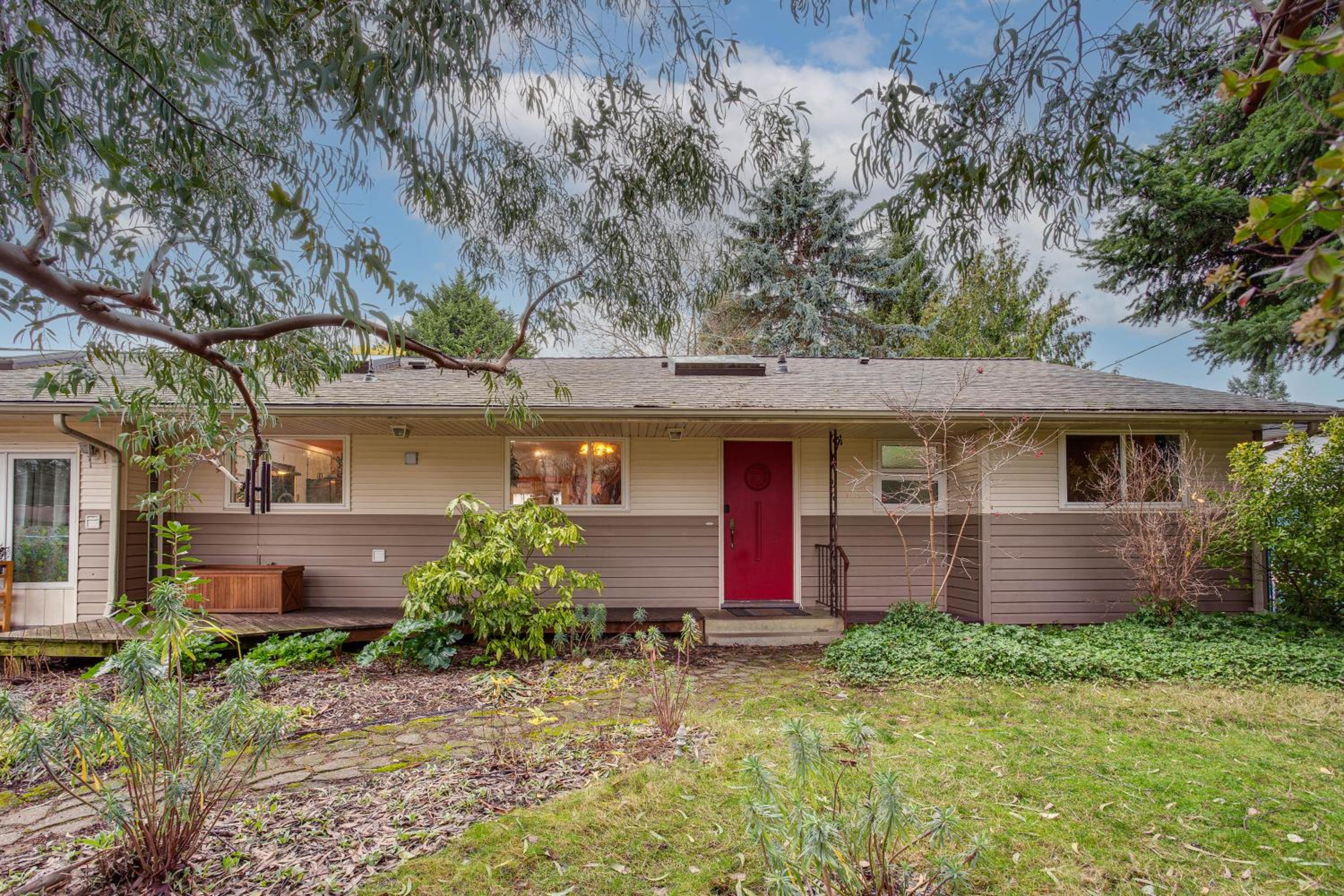 8 Mi to Lumen Field Seattle Area Home with Backyard